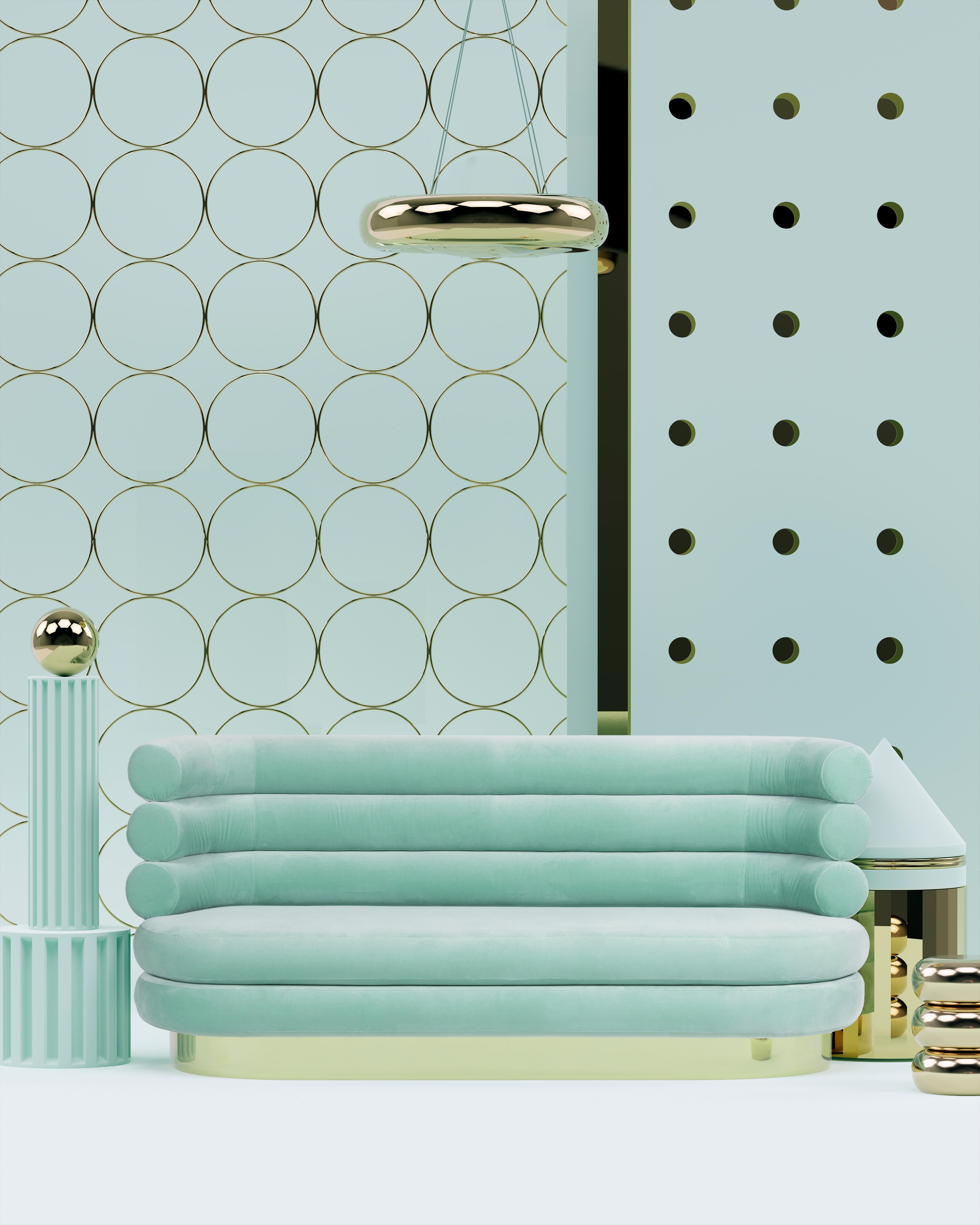 Marshmallow-Sofa - Royal Stranger
Abmessungen: 88 x 210 x 70 cm
MATERIALIEN: Mintfarbener Samt mit poliertem Messing

Erhältlich in: Mintgrün, Hellrosa, Königsgrün, Königsrot

Ein rundes und weich geformtes Sofa mit einem eleganten Hauch von