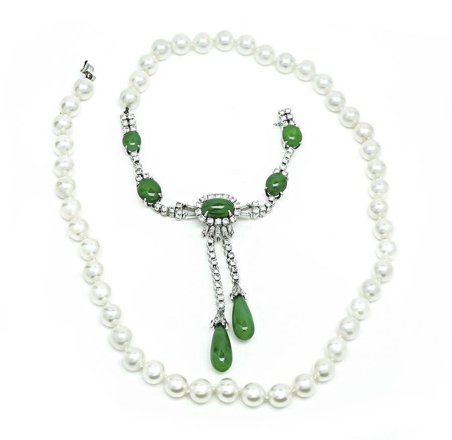 Dies ist ein wunderschönes Perlencollier aus Platin. Die Halskette besteht aus schönen GIA-zertifizierten Cabochons und Tropfen vom Typ Fei Cui Jade. Die Jade wird durch funkelnde Diamanten im Rund- und Baguetteschliff mit einem Gewicht von ca.