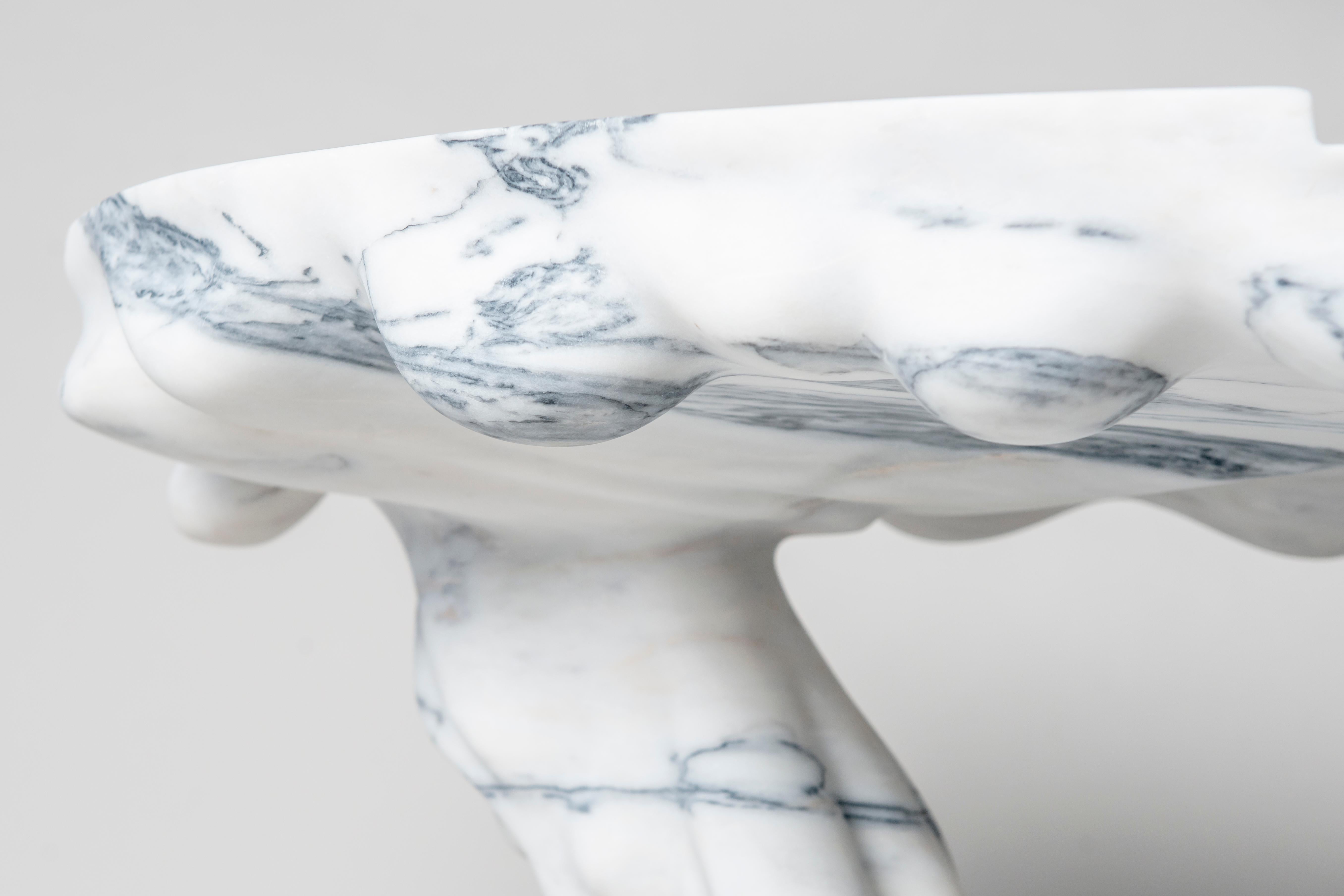 Marsili Handgefertigter Couchtisch aus weißem Marmor von MANTA Handmade Stone Designs (Portugiesisch) im Angebot