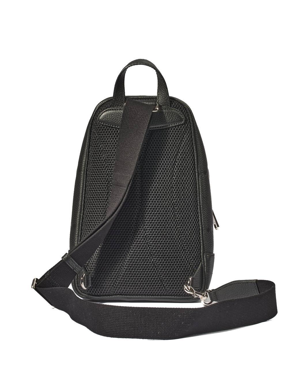 Marsupio firmato Gucci, modello Man, realizzato in pelle martellata nero nella fantasia GG Jumbo con hardware argentati. Dotato di una chiusura a zip con doppio cursore semicircolare, internamente rivestito in tela beige con comode tasche,