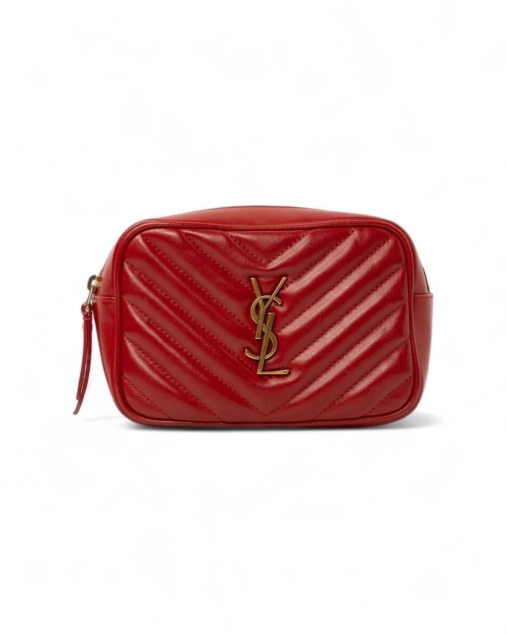 Marsupio firmato Saint Laurent, modello Lou Lou, realizzato in pelle rossa con hardware dorati. Dotata di una chiusura superiore a zip. Munita di una cintura rimovibile e regolabile, con accessorio nappa a lato e logo Saint Laurent. Internamente