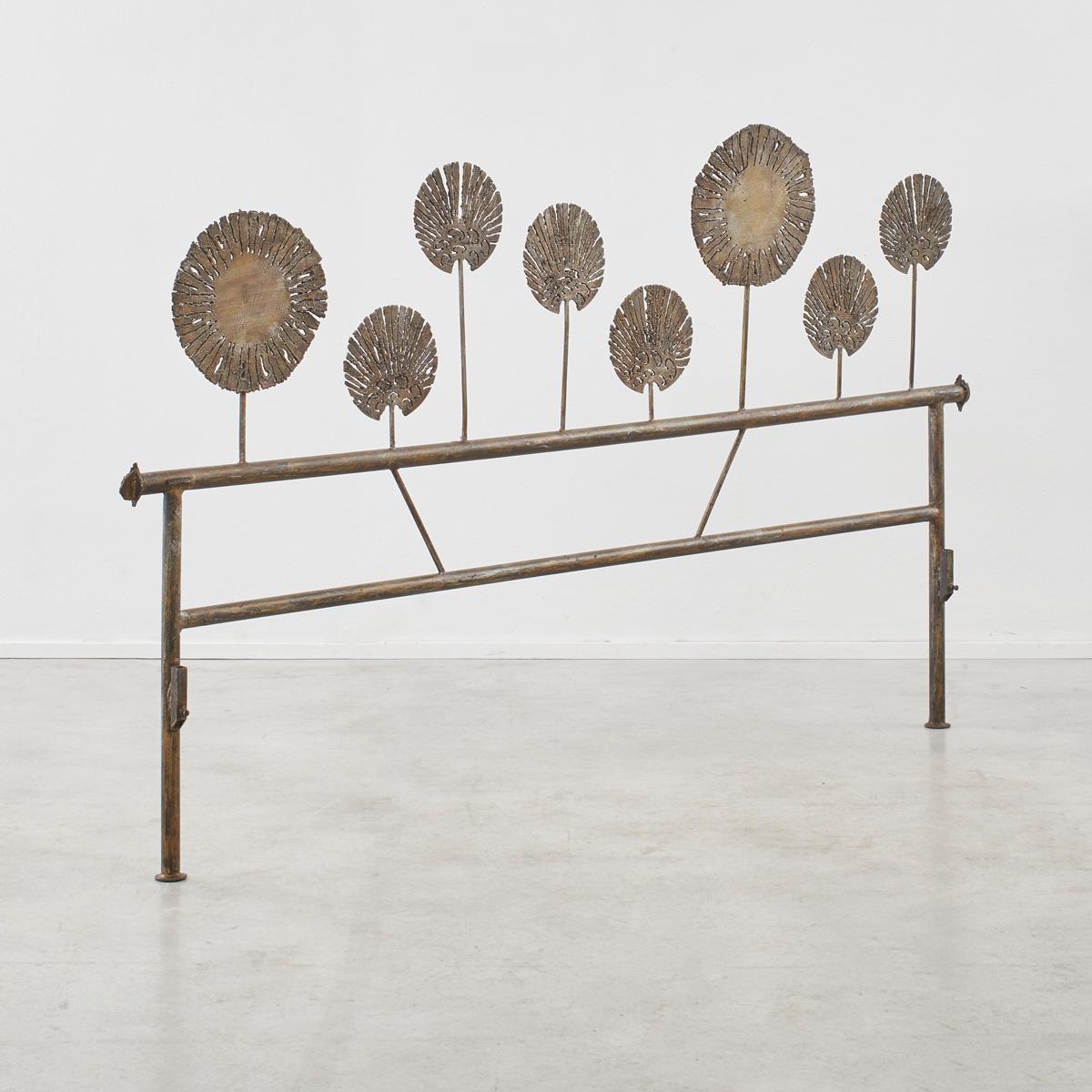 
Salvino Marsura est né à Trévise en 1938 et a appris son métier dans l'atelier dynamique du sculpteur Toni Benetton. Ses œuvres d'art et ses meubles en fer s'inspirent de l'esthétique manuelle de la forge, donnant la parole au métal brut et aux