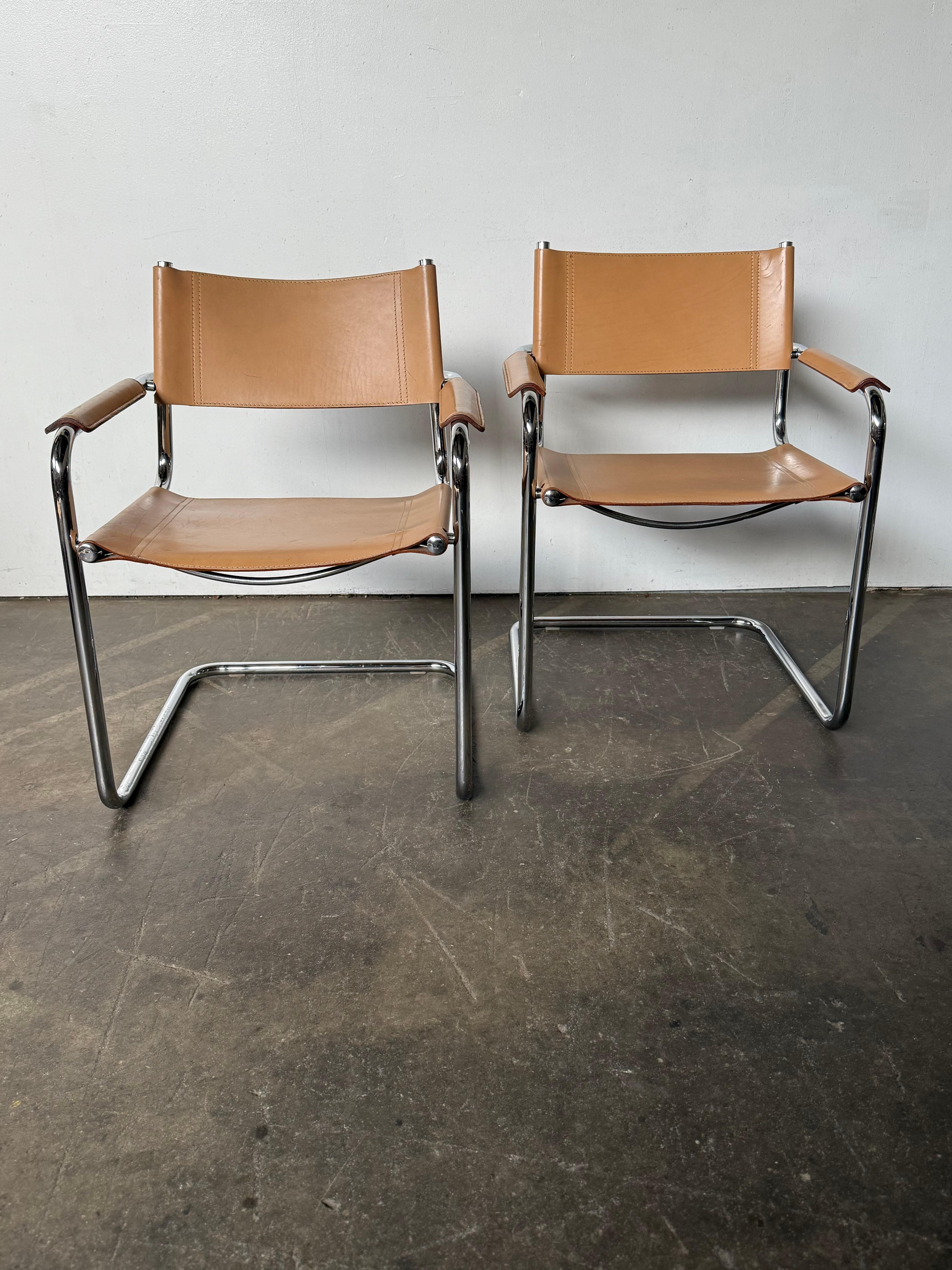 Belle paire de fauteuils cantilever en chrome et cuir. Conçu au Bauhaus par Mart Stam. Évocation d'une myriade de designs de Marcel Breuer. Cuir épais et lourd avec une patine attrayante dans une teinte chaude. Chrome en bon état avec une usure
