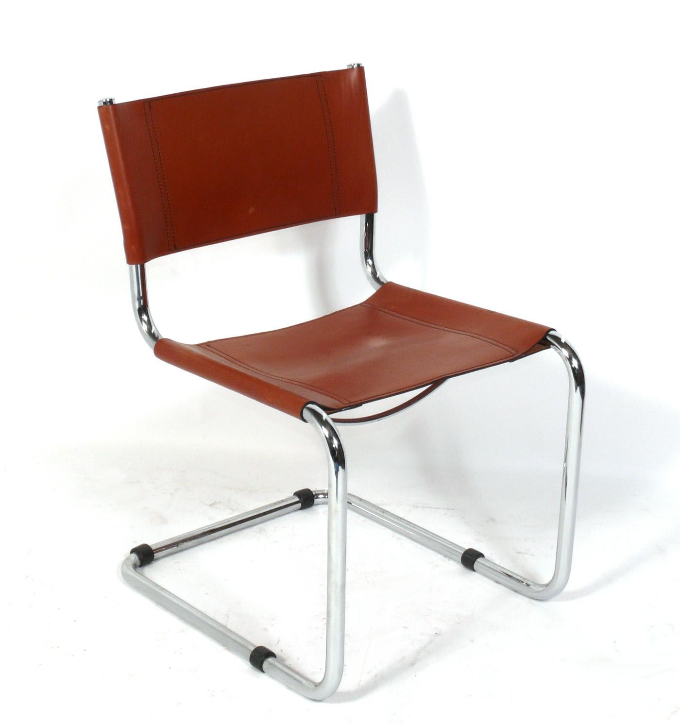 Satz von vier freitragenden Esszimmerstühlen aus cognacfarbenem Leder und Chrom, entworfen von Mart Stam für Thonet, ca. 1970er Jahre. Sie bewahren ihre warme Originalpatina.