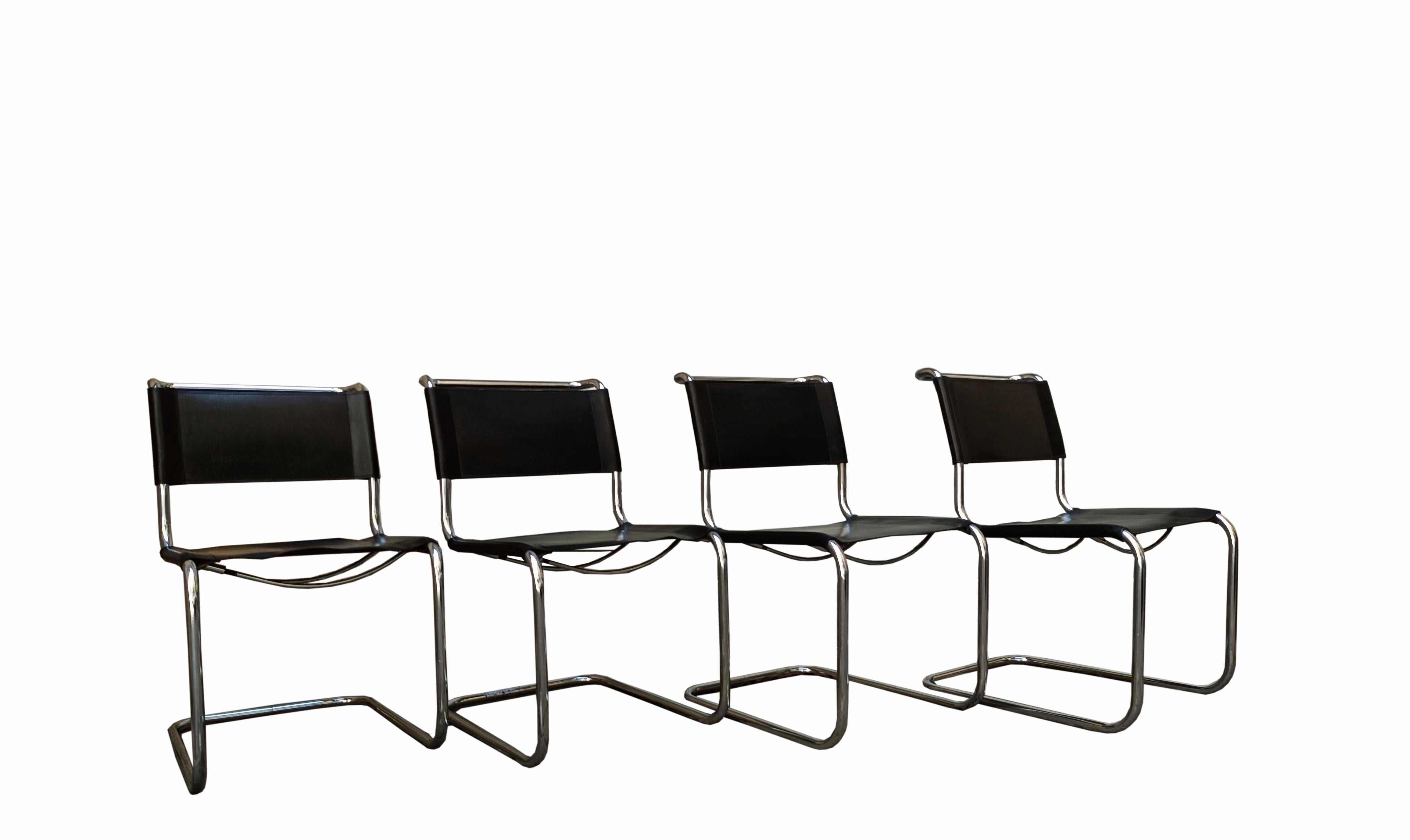 Satz von 4 Esszimmerstühlen Modell S33, entworfen von Mart Stamm 1927, hergestellt von Thonet in den 1960er Jahren. Das Gestell des Stuhls ist aus verchromtem Stahlrohr, Sitz und Rückenlehne sind mit schwarzem Leder bezogen. Sie sind in gutem