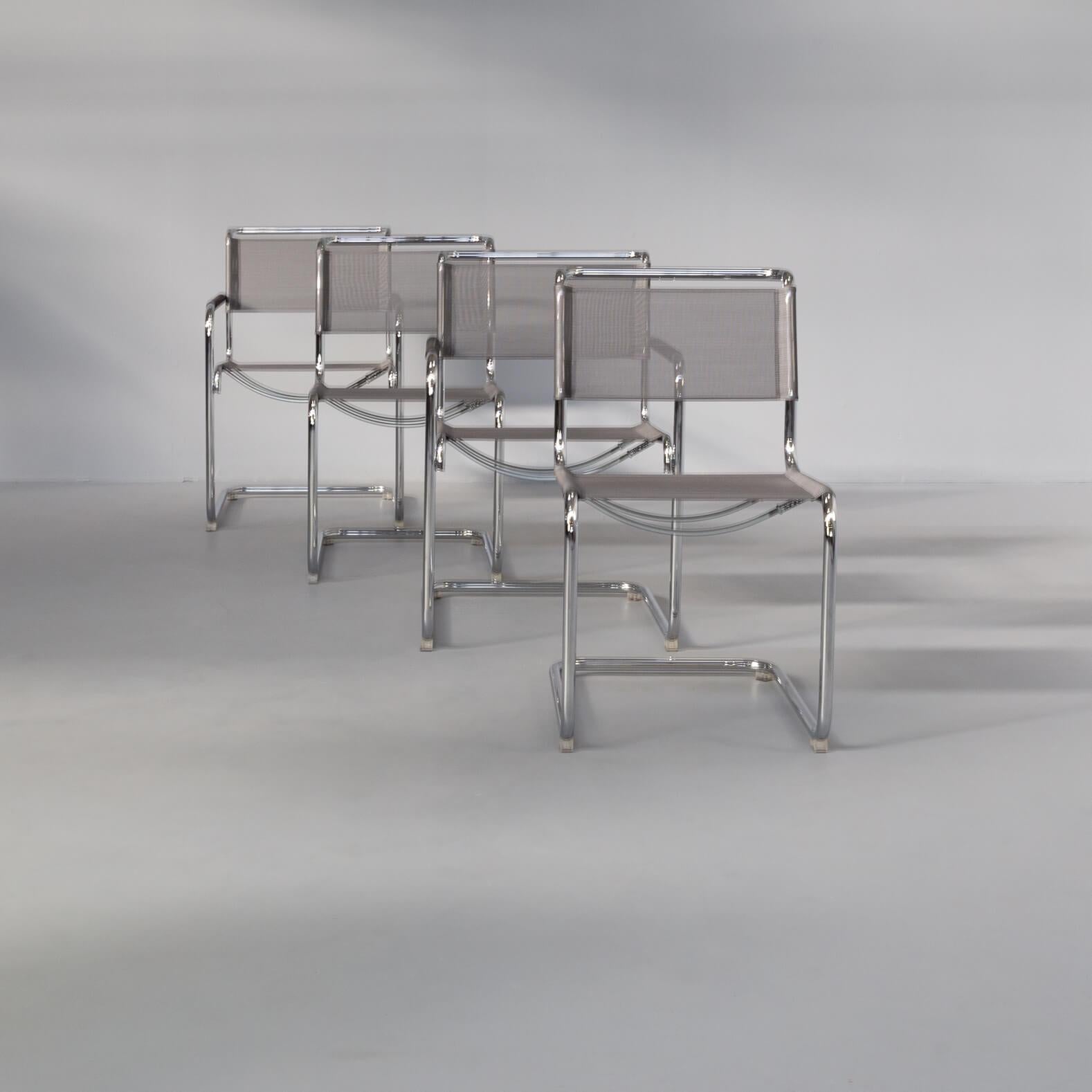 Le Thonet S34 est un magnifique fauteuil de conférence/salle à manger au look luxueux, conçu par Mart Stam et Marcel Breuer dans les années 1920. L'assise et le dossier sont recouverts d'un filet noir. En outre, il est doté d'accoudoirs et d'un