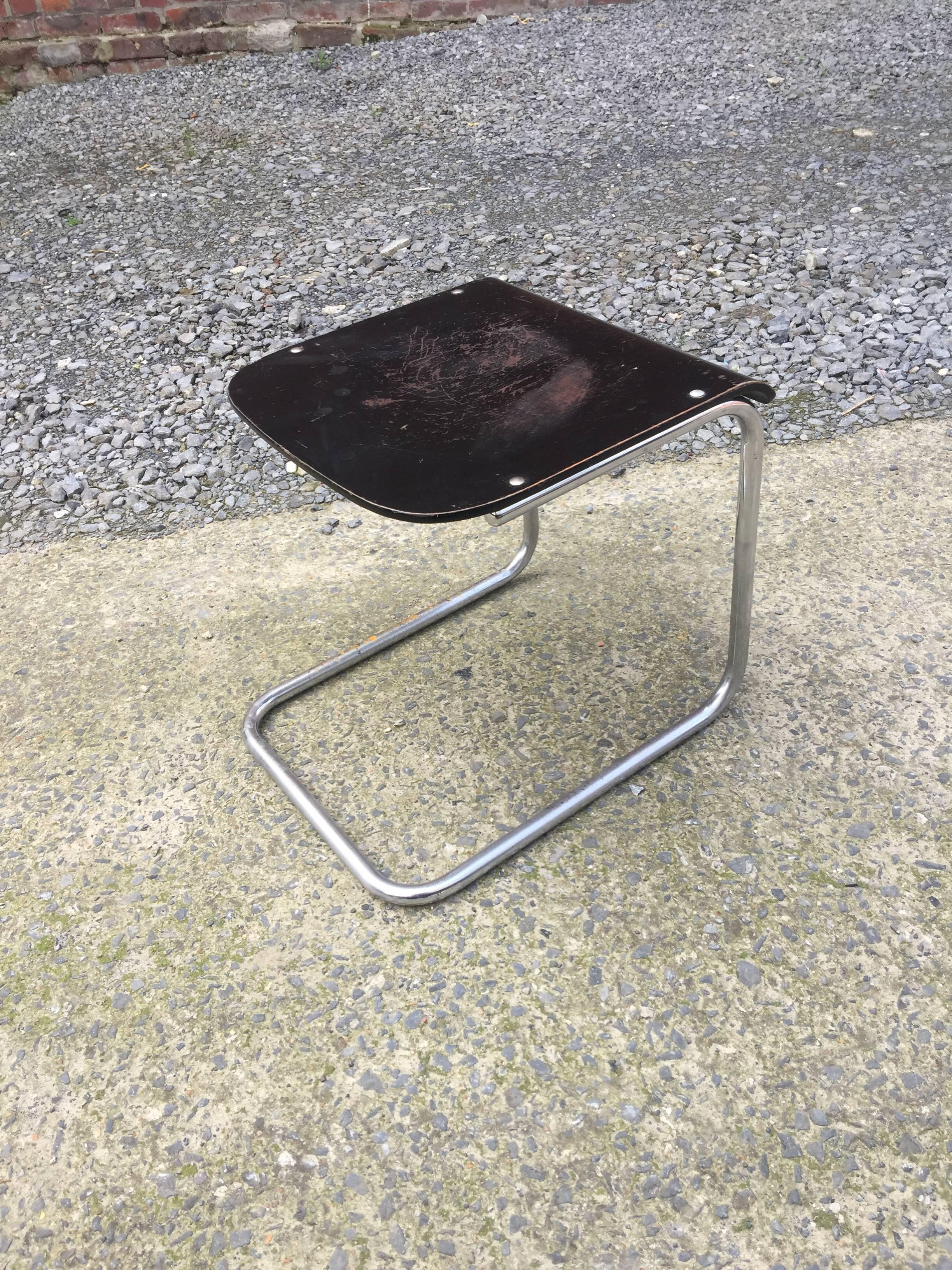 Mart Stam (1899-1986), tabouret H22, chrome metal base, lacquered wood seat.
Edition Maüser
Good condition, a few lacks of chrome.