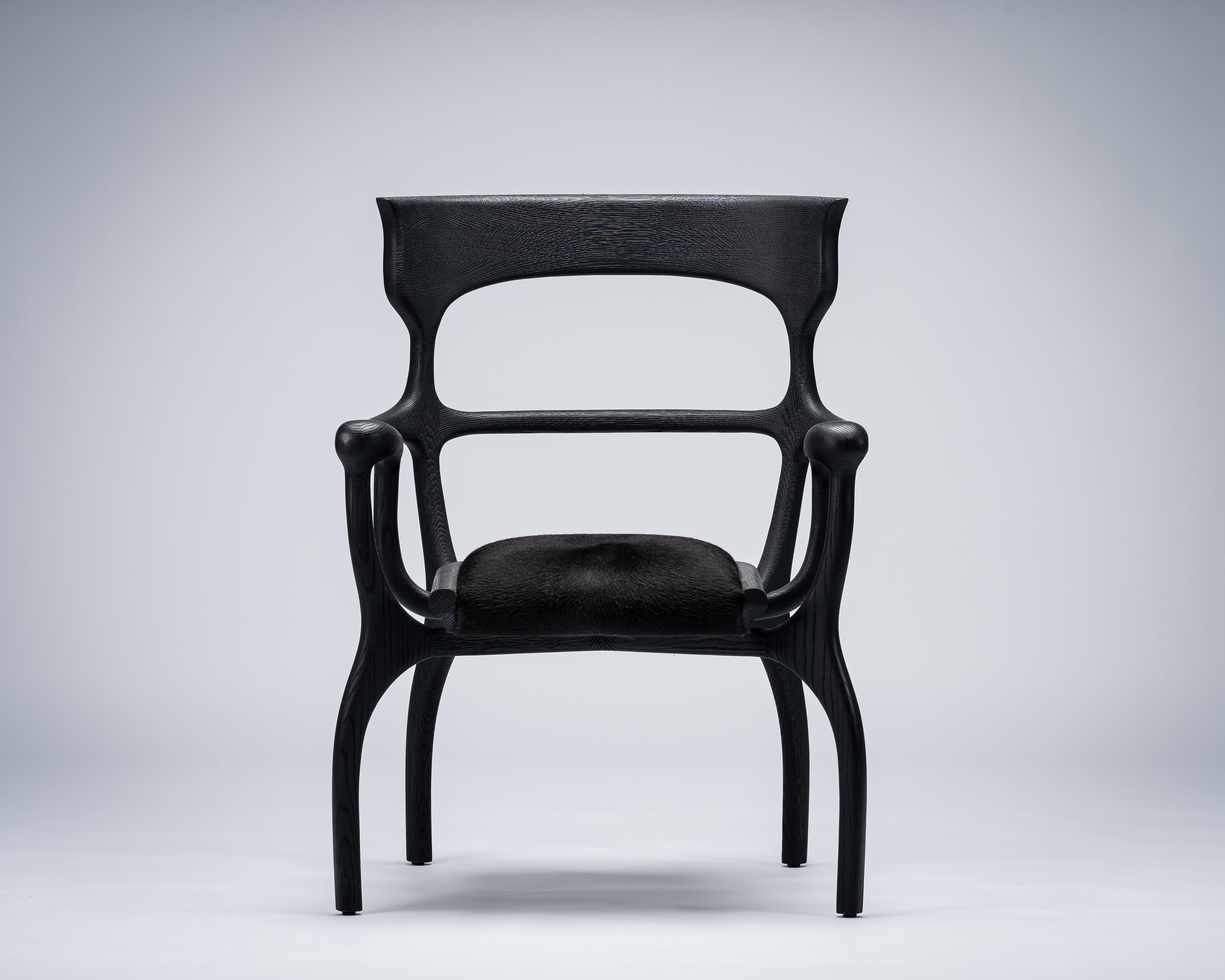 Fauteuil MARTA de Mandy Graham 

MARTA
M01, chaise fauteuil
Noyer américain / chêne blanc sablé, siège en peau de vache velue
Mesures : 27