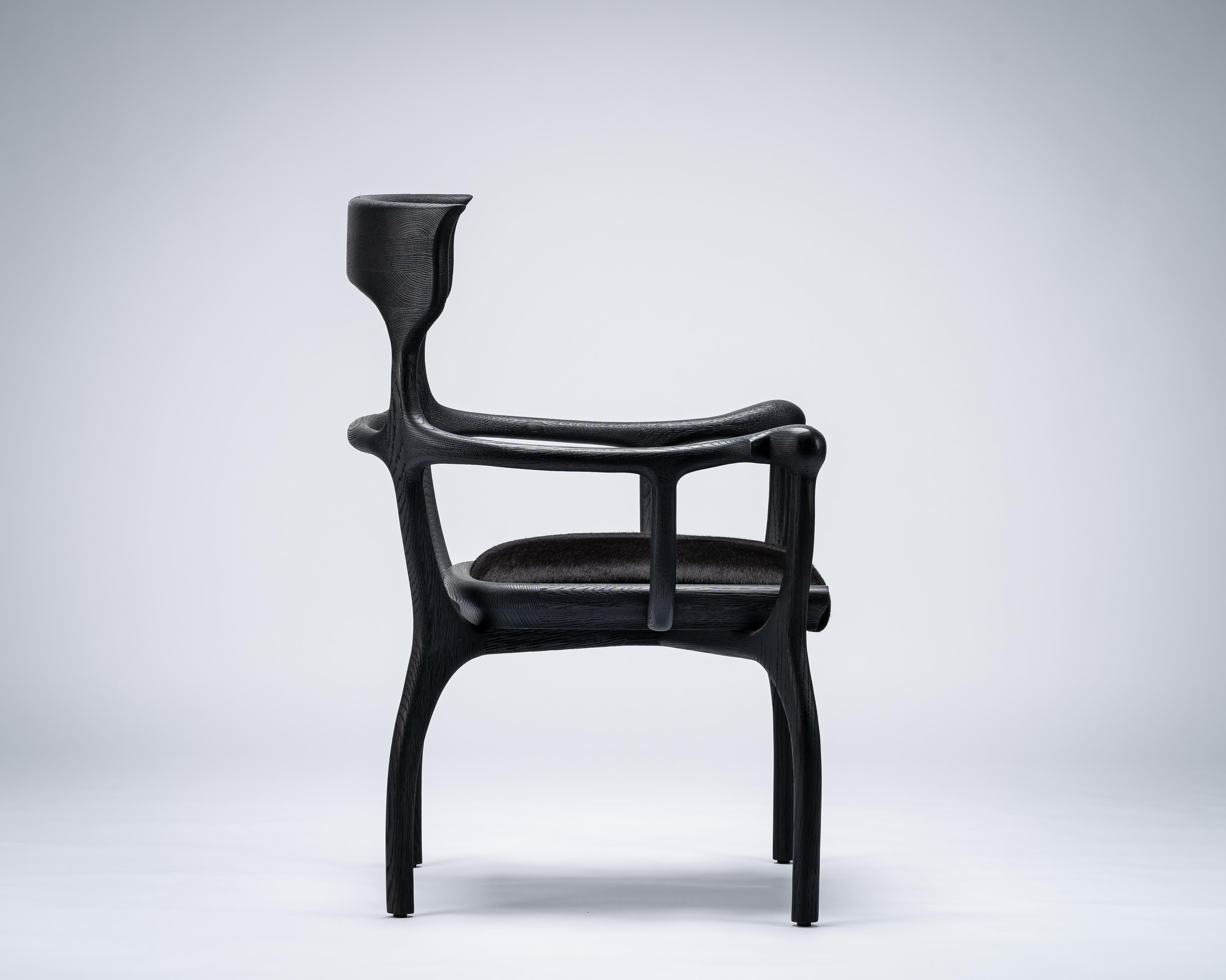 Organique Chaise/fauteuil noir MARTA en noyer/chêne avec assise en cuir de vachette par Mandy Graham en vente