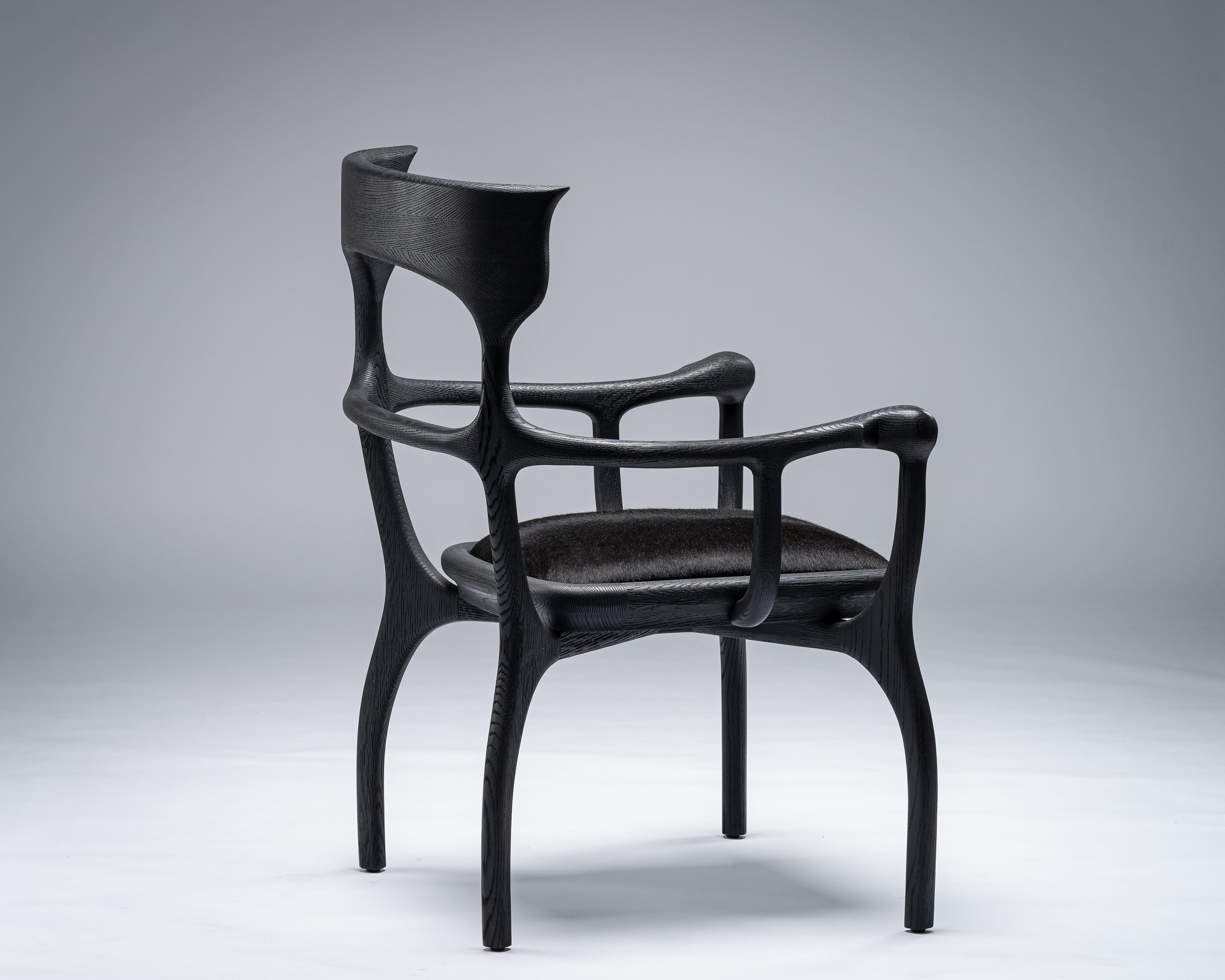 Sculpté à la main Chaise/fauteuil noir MARTA en noyer/chêne avec assise en cuir de vachette par Mandy Graham en vente