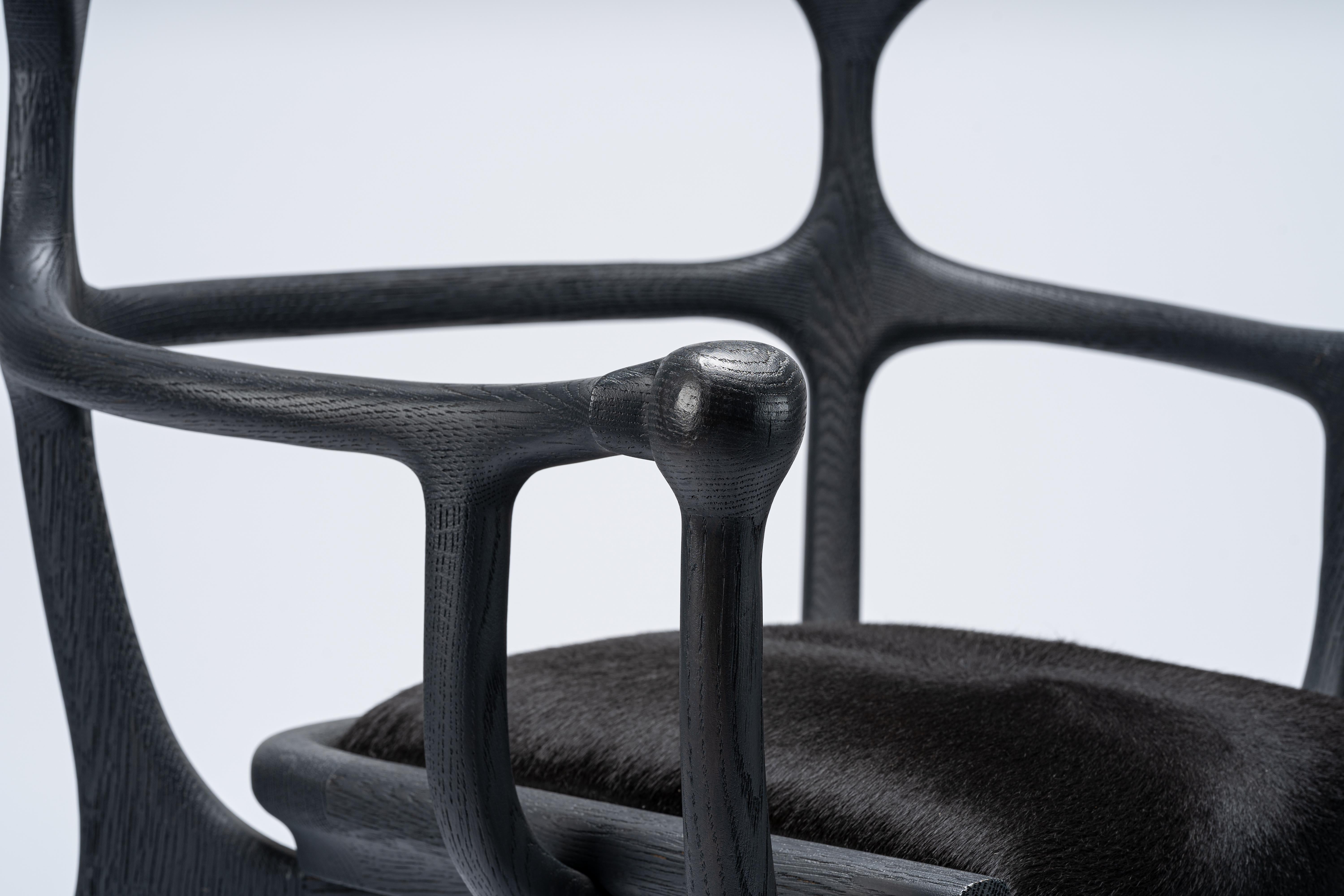 XXIe siècle et contemporain Chaise/fauteuil noir MARTA en noyer/chêne avec assise en cuir de vachette par Mandy Graham en vente