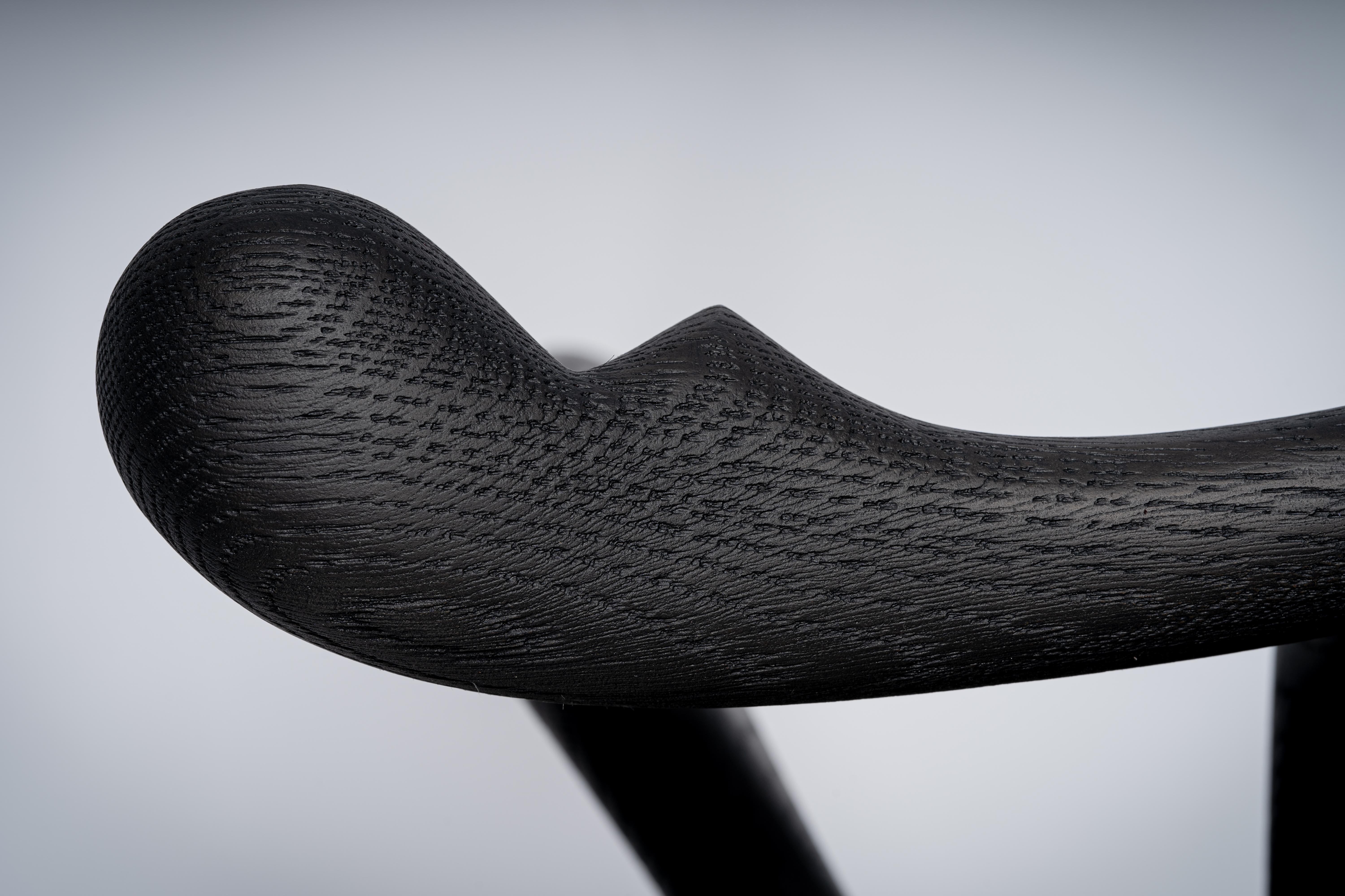 Chaise/fauteuil noir MARTA en noyer/chêne avec assise en cuir de vachette par Mandy Graham en vente 1