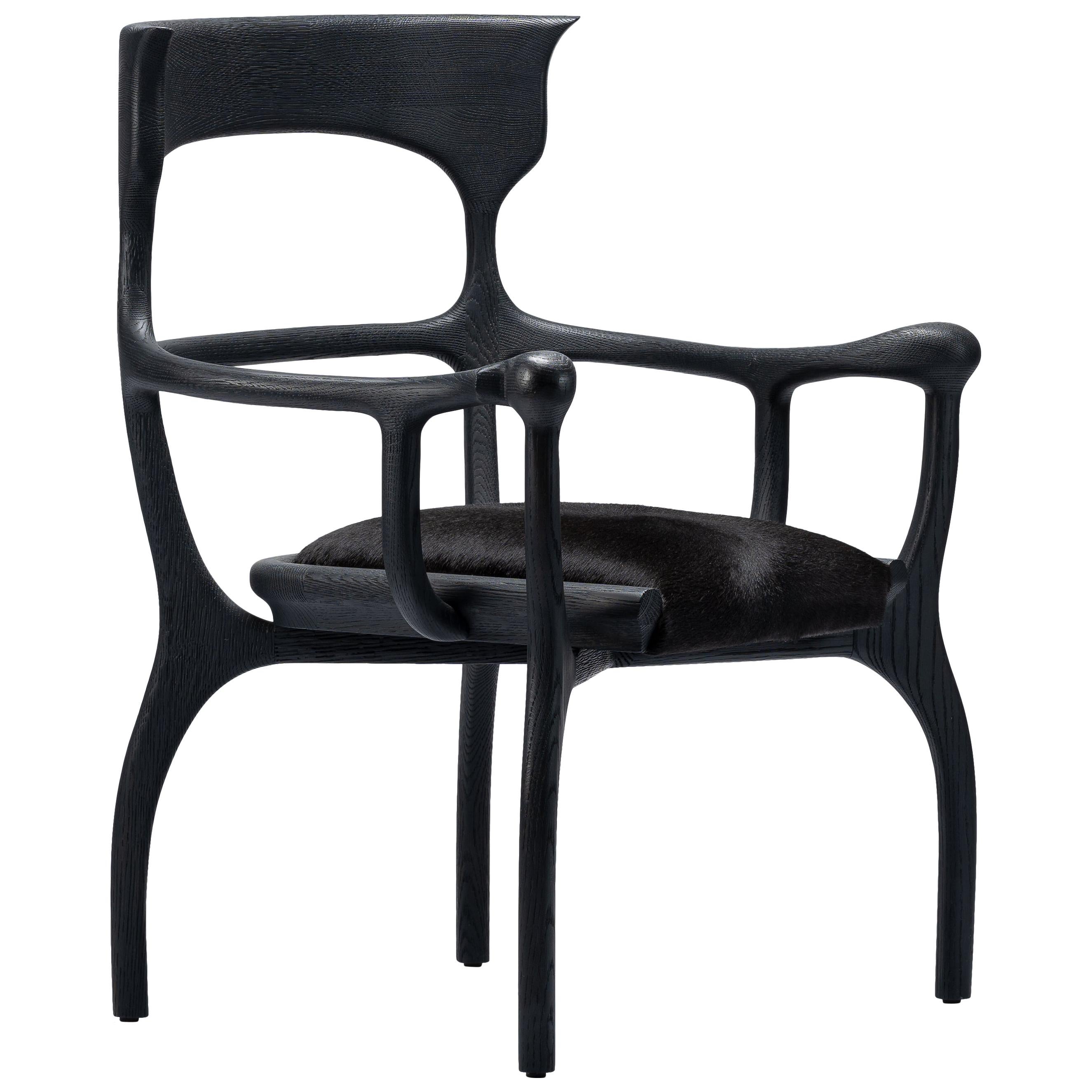 Chaise/fauteuil noir MARTA en noyer/chêne avec assise en cuir de vachette par Mandy Graham