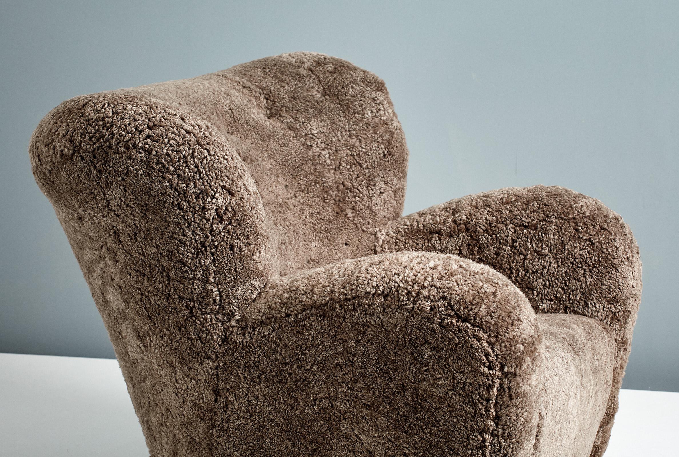 Finlandais Marta Blomstedt fauteuil à oreilles en peau de mouton des années 1930 pour l'hôtel Aulanko en vente