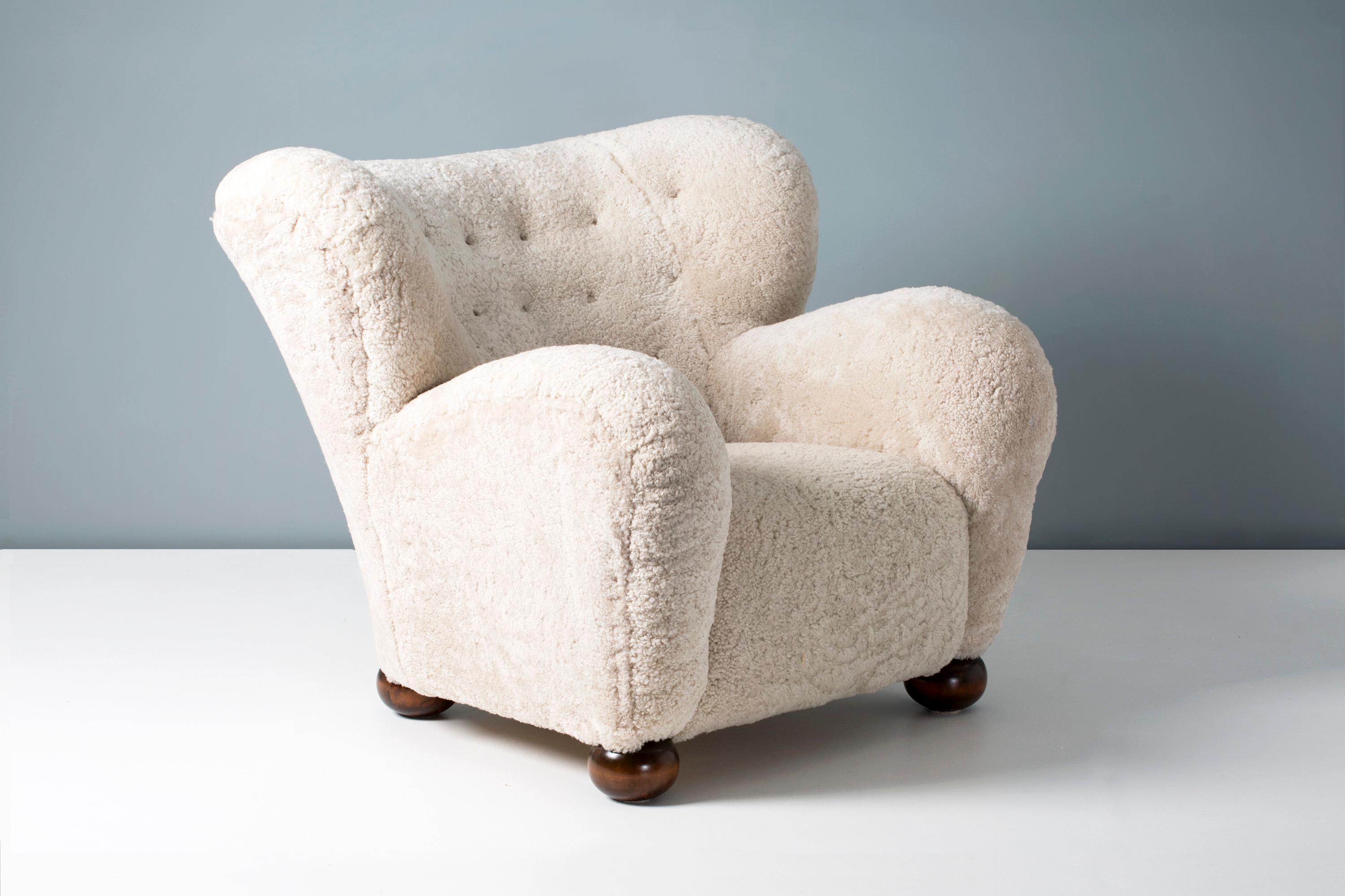 Milieu du XXe siècle Chaise à oreilles en peau de mouton des années 1930 de Marta Blomstedt pour l'hôtel Aulanko en vente