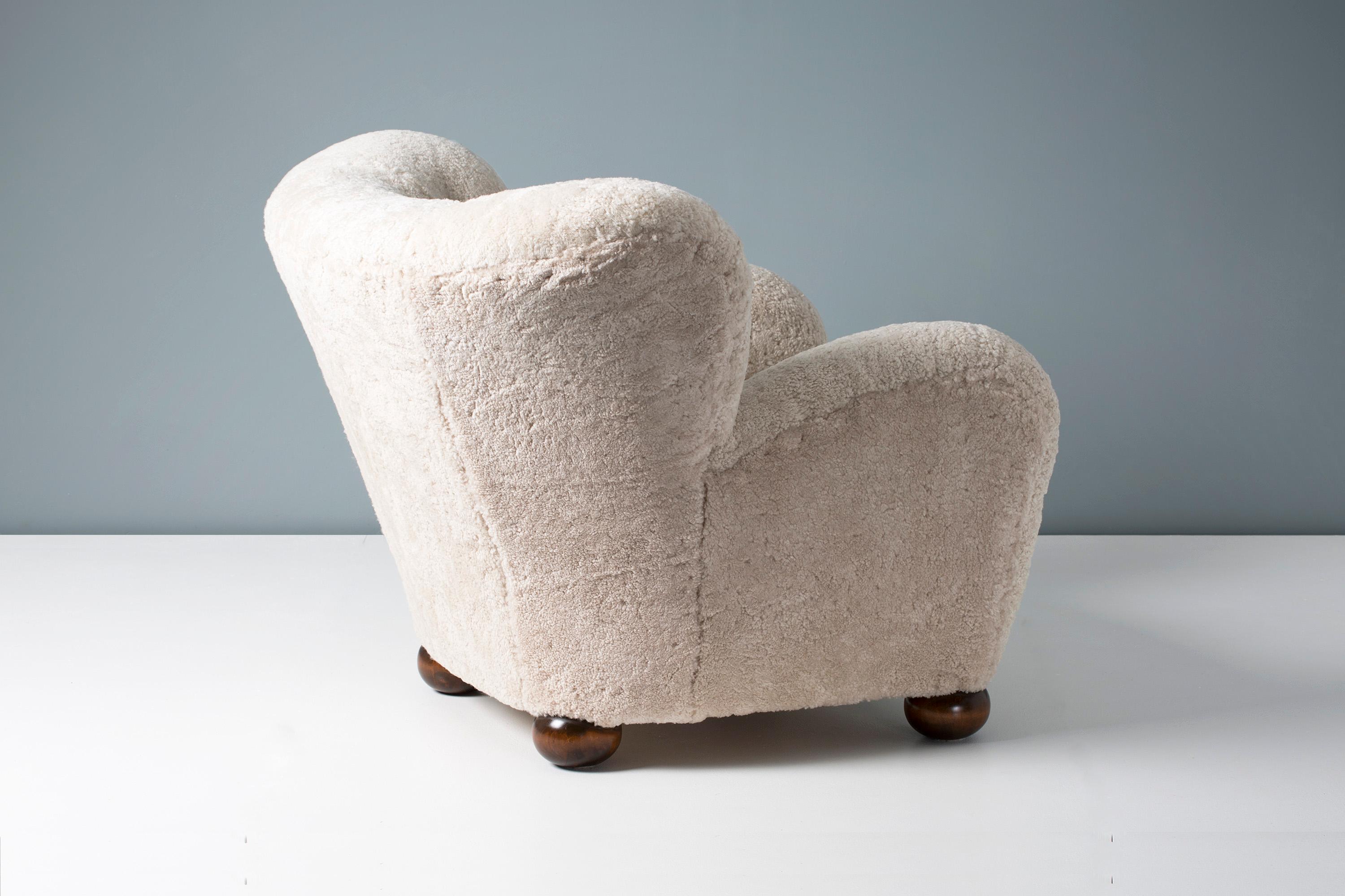Chaise à oreilles en peau de mouton des années 1930 de Marta Blomstedt pour l'hôtel Aulanko en vente 1