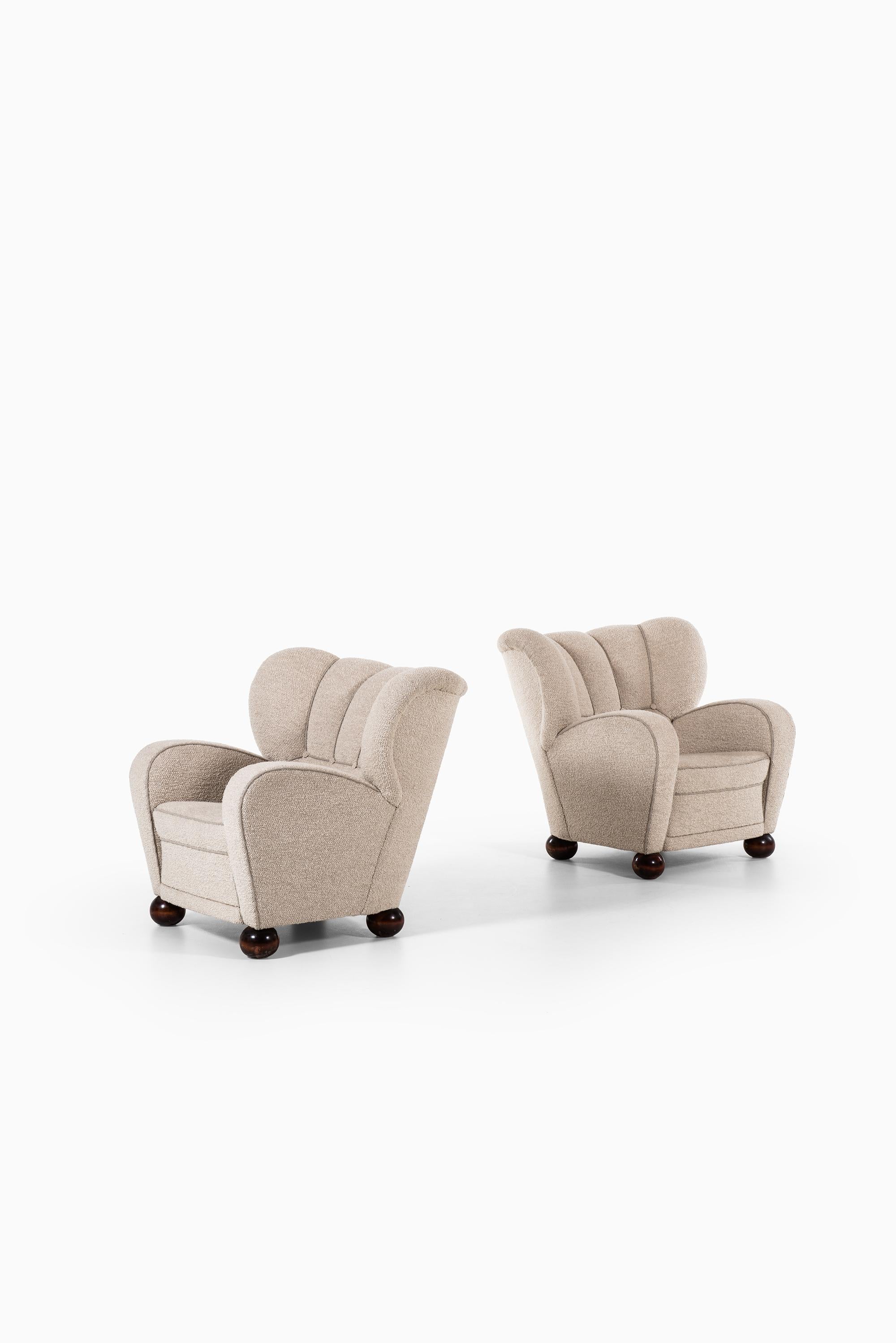 Très rare paire de fauteuils modèle Aulanko de Märta Blomstedt. Produit par Häämenlinna en Finlande. Conçu en 1939 pour le salon de l'hôtel Aulanko.