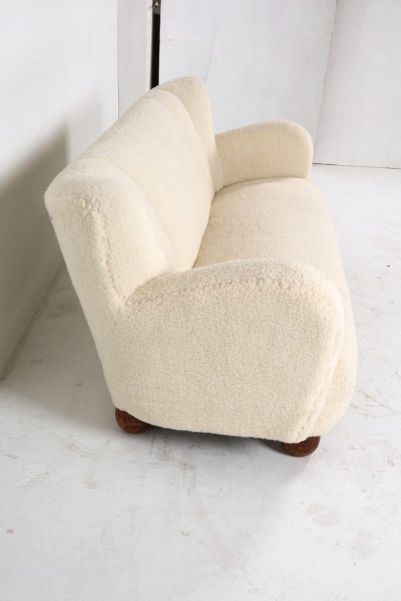 Marta Blomstedt Lambswool & Walnut Sofa, Finland circa 1940s In Good Condition For Sale In Norwalk, CT