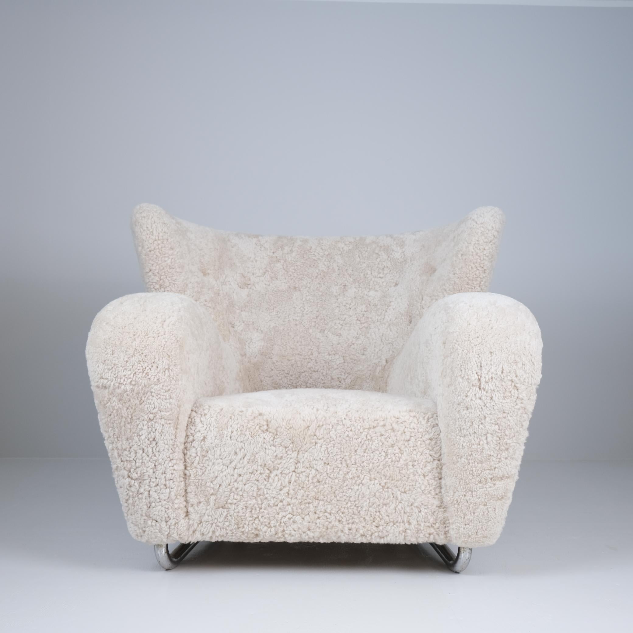 Mid-Century moderno Märta Blomstedt, Sedia da salotto originale Aulanko in pelle di pecora e gambe in acciaio, 1939 in vendita