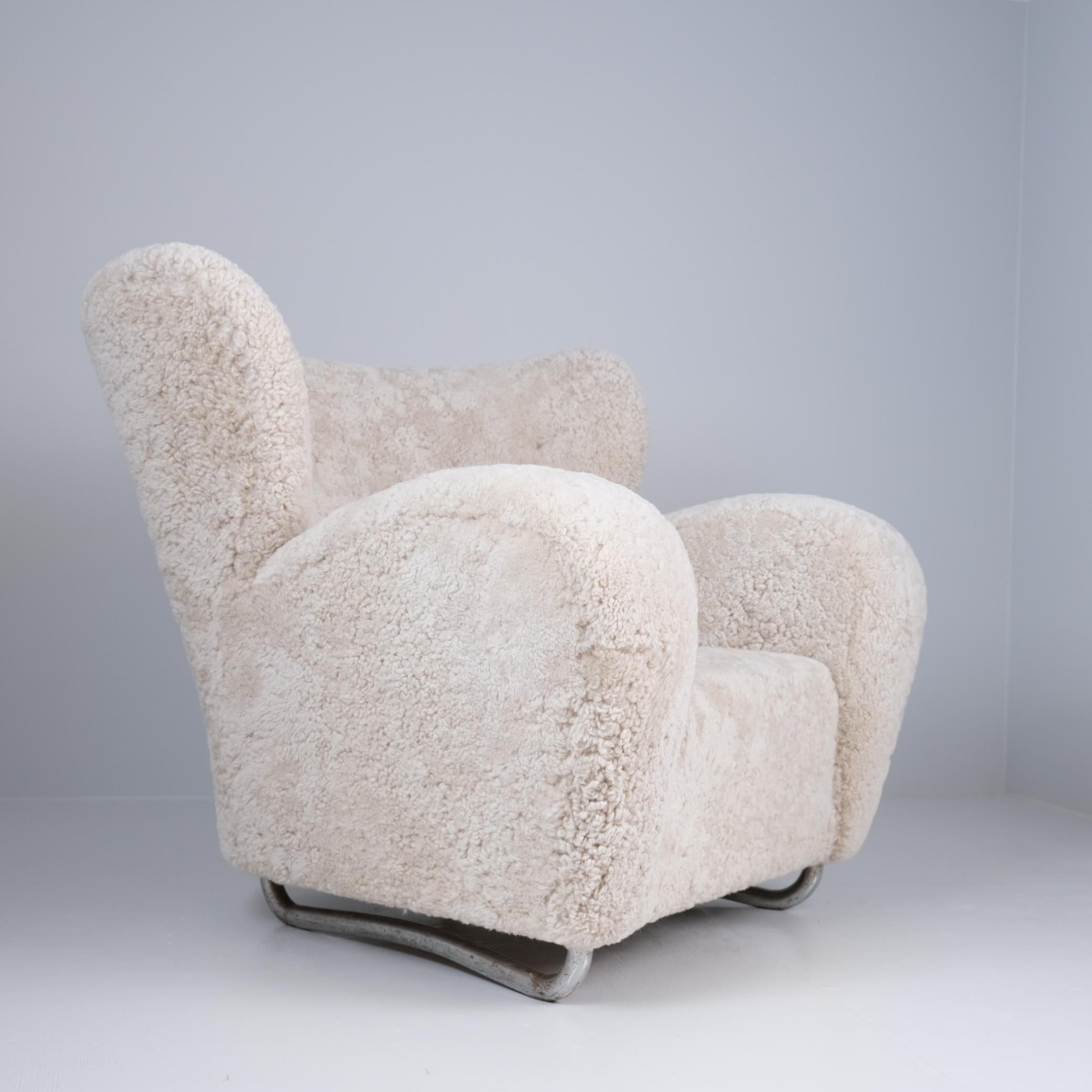 Märta Blomstedt, Sedia da salotto originale Aulanko in pelle di pecora e gambe in acciaio, 1939 In condizioni buone in vendita a Helsinki, FI