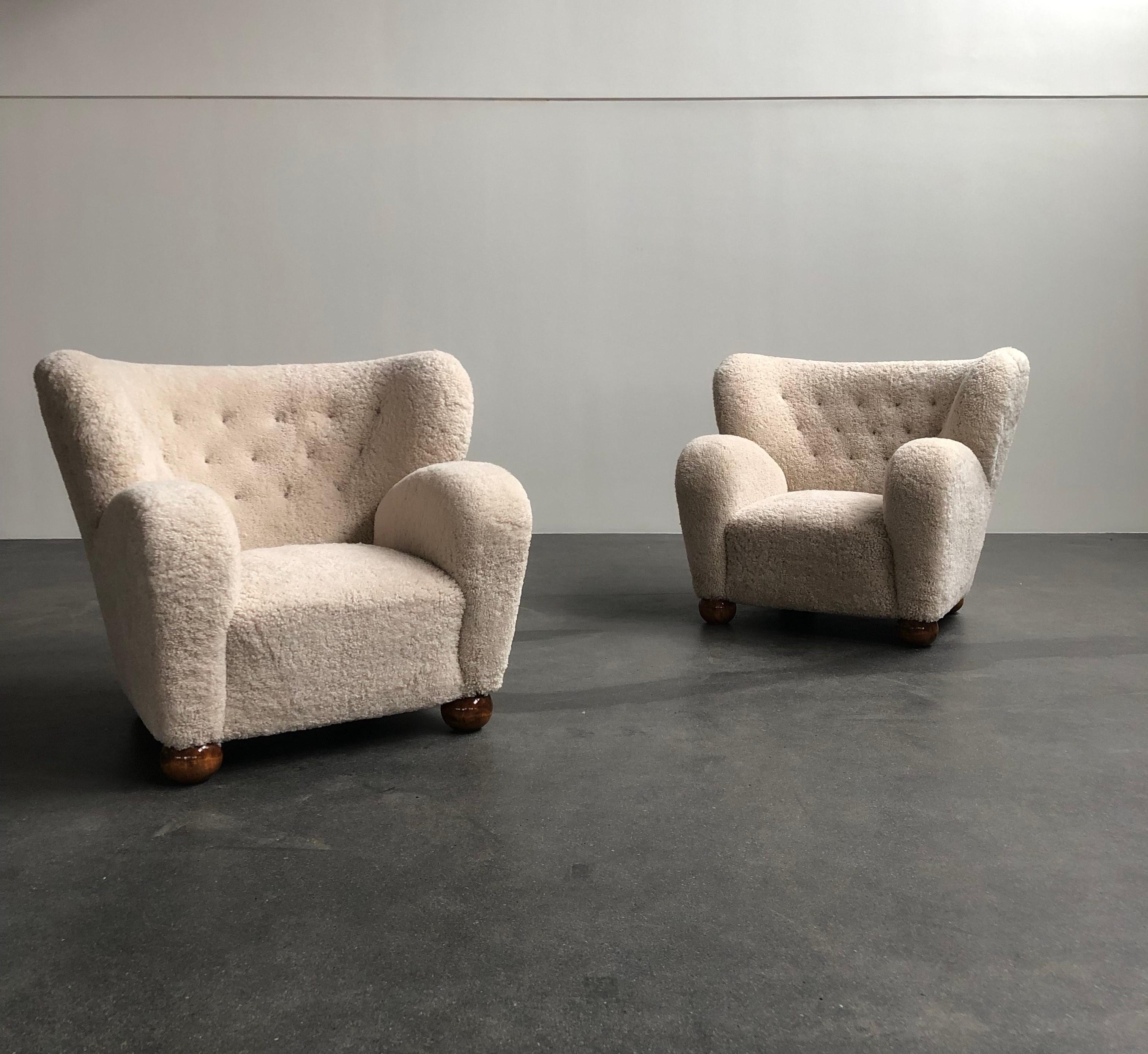 Coppia di poltrone Märta Blomstedt. Gambe in frassino tinto e rivestimento in pelle di pecora. Modello progettato per l'Hotel Aulanko, Finlandia, 1939.

Le sedie sono state recentemente rifinite e rivestite in pelle di pecora.

Il prezzo si