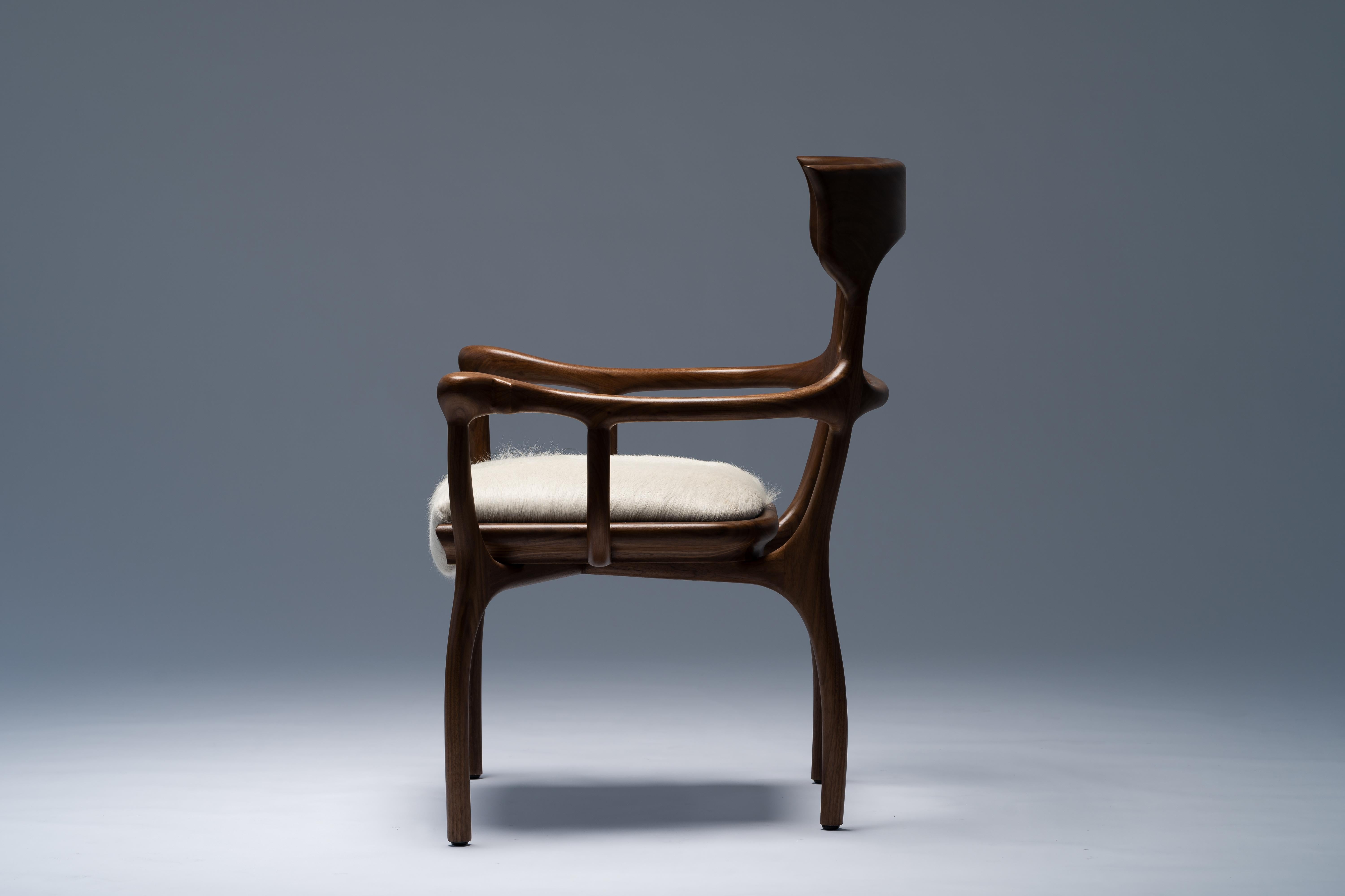 Organique Fauteuil/chaise MARTA marron en noyer/ chêne avec assise en cuir de vache crème par Mandy Graham en vente