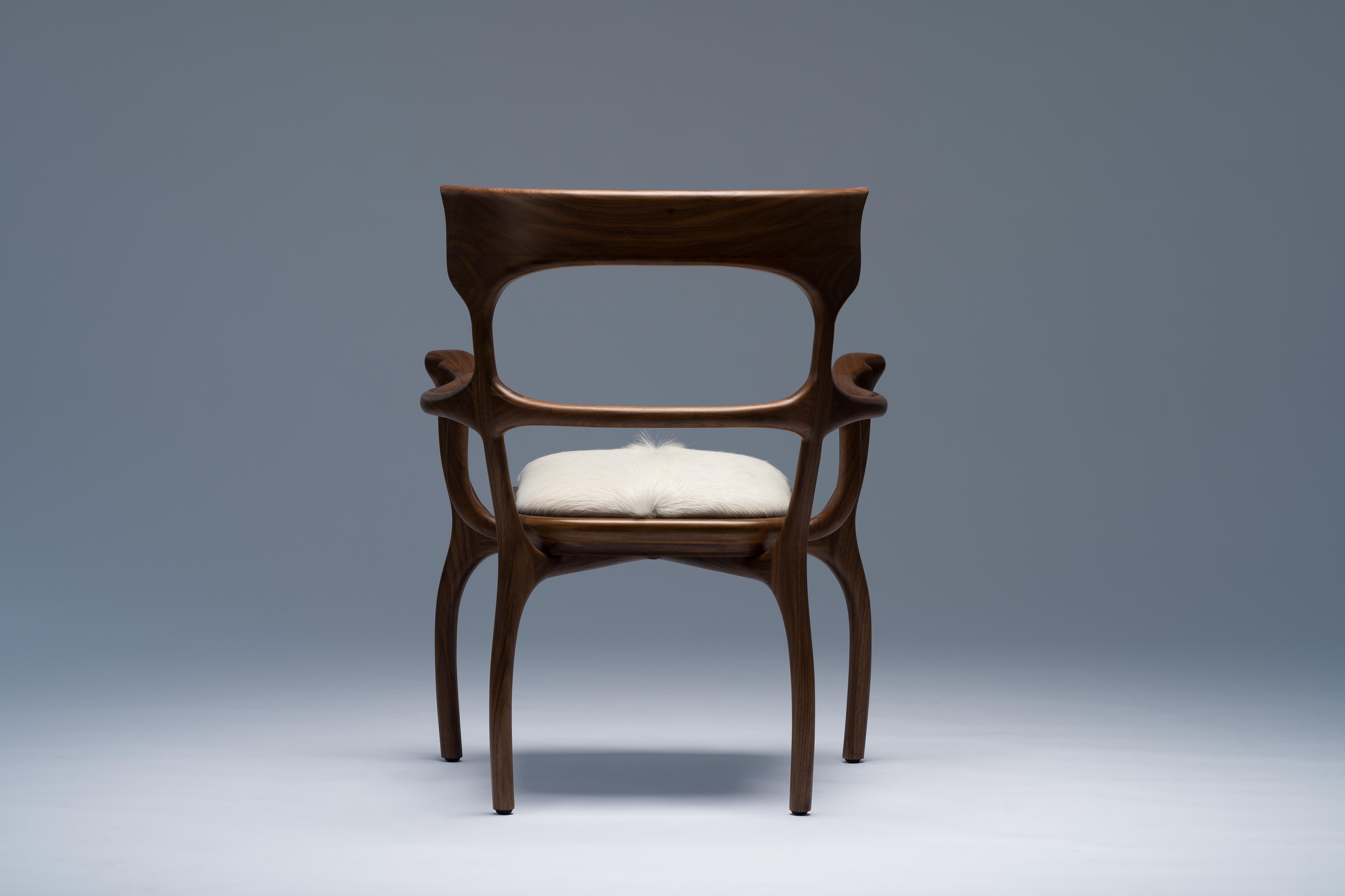 Sculpté Fauteuil/chaise MARTA marron en noyer/ chêne avec assise en cuir de vache crème par Mandy Graham en vente