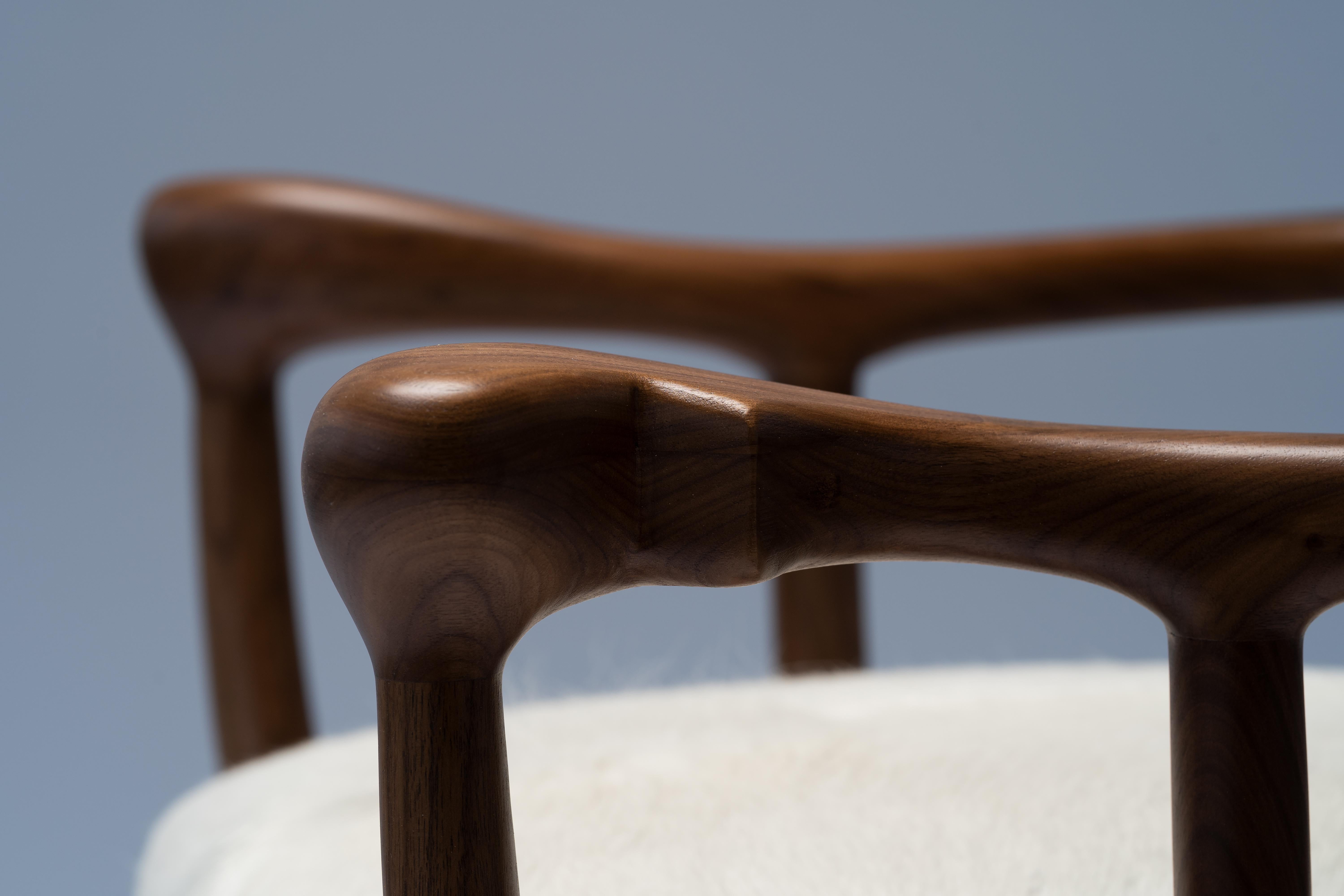 XXIe siècle et contemporain Fauteuil/chaise MARTA marron en noyer/ chêne avec assise en cuir de vache crème par Mandy Graham en vente