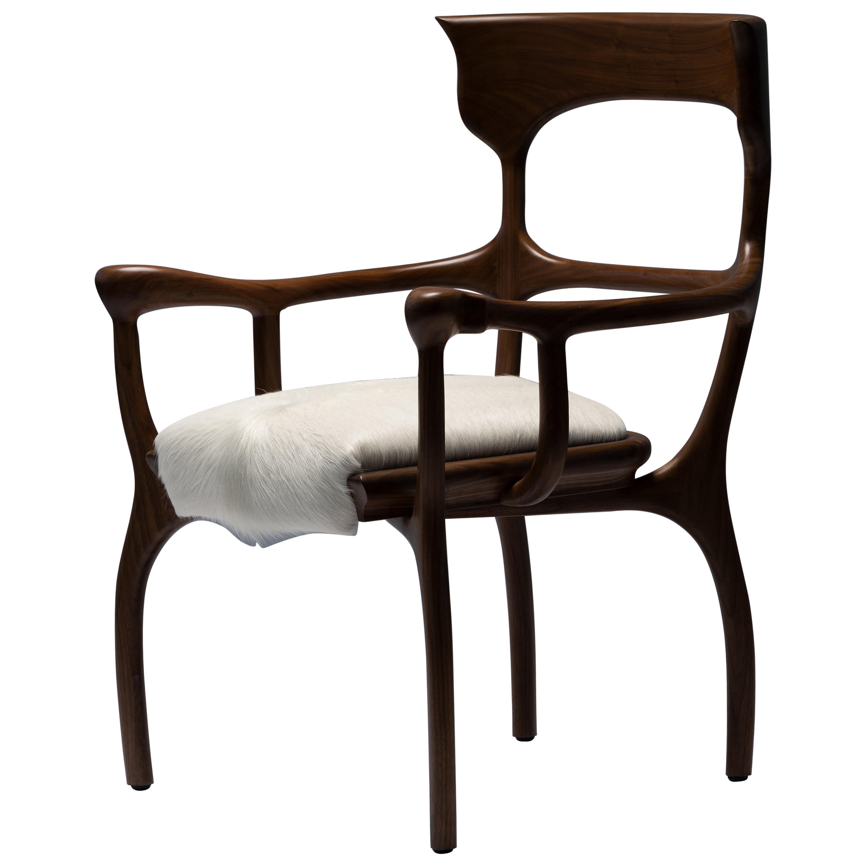 Fauteuil/chaise MARTA marron en noyer/ chêne avec assise en cuir de vache crème par Mandy Graham en vente