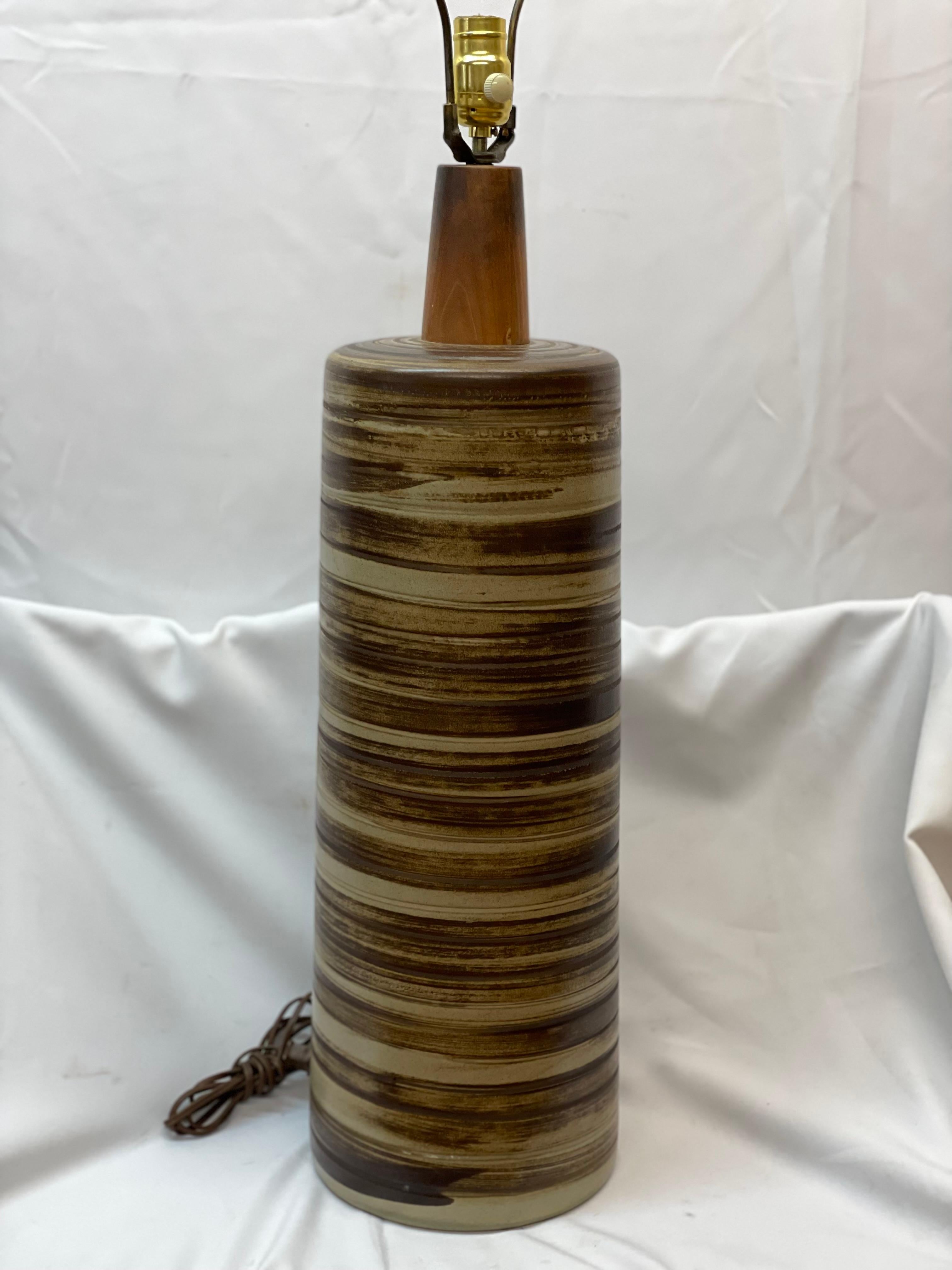 Martz Ceramic Table lamp w/Brown Swirl Design and Wood Finial

10x10x20