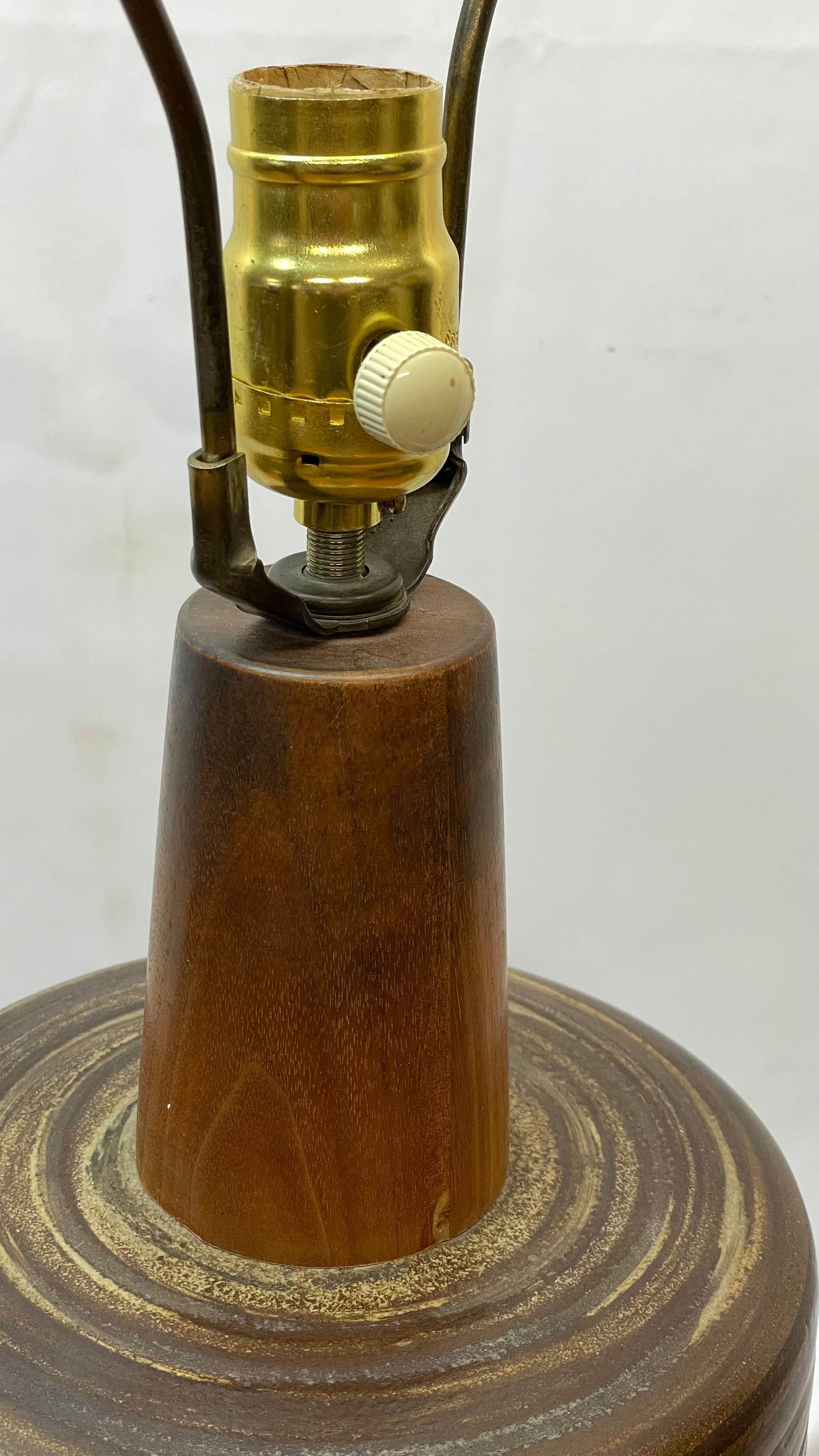Martz Ceramic Table Lamp w/Brown Swirl Design and Wood Finial In Good Condition For Sale In San Francisco, CA