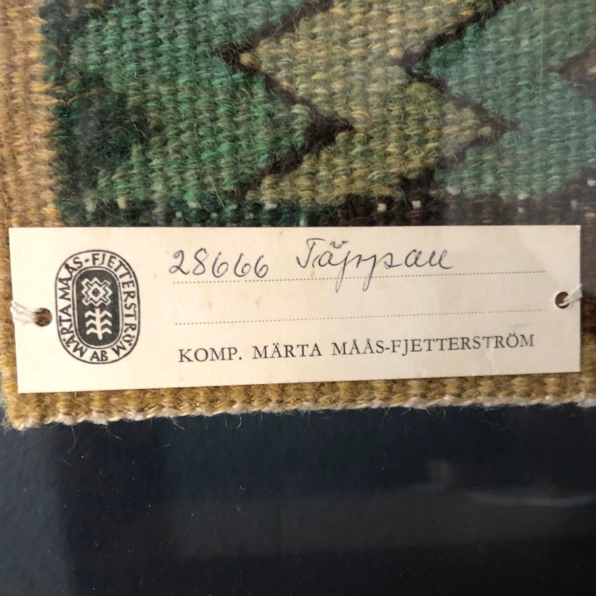 A beautiful handwoven textile in tapestry technique by Marta Maas-Fjetterström.

Framed in dark stained oak and double glass (sandwich) so that the wall color shows next to the tapestry.

Signed AB MMF. (AB Märta Maas-Fjetterström).

Designed