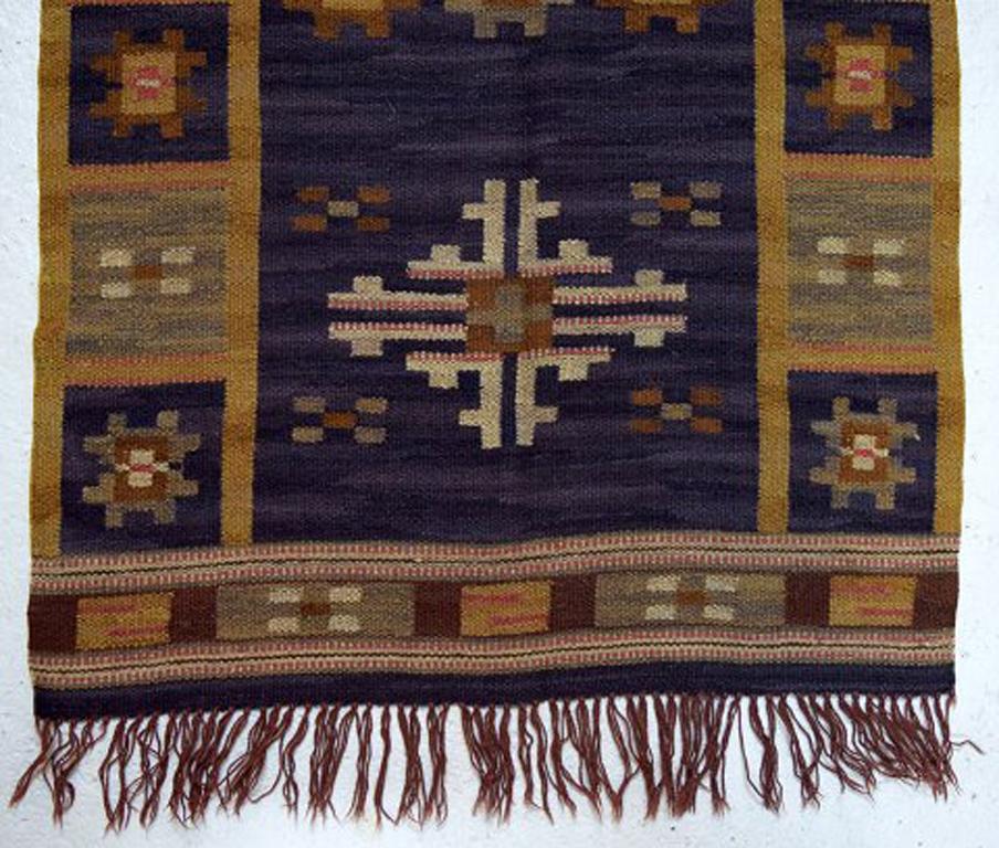 Märta Måås-Fjetterström, Sweden b. 1873, 1941.
Large, rare and early hand-woven carpet in wool in 