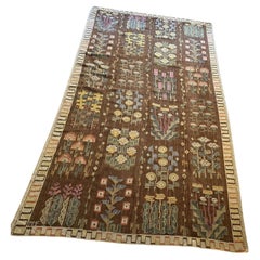 Märta Måås-Fjetterström, pre-1942 Grande applique Juniblommor, firmata, 2,5 m L.