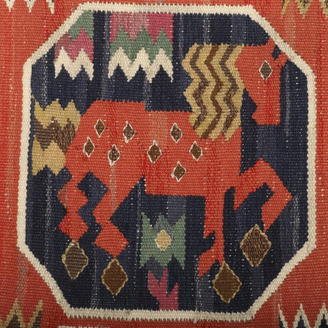Red Horse Moderner schwedischer Wandteppich aus Wolle.

Märta Måås-Fjetterström (1873-1941), die als eine der größten Textilkünstlerinnen Schwedens gilt. Sie gründete ihr Studio 1919 in Båstad, im südlichen Teil Schwedens. Hier lernten die Weber,