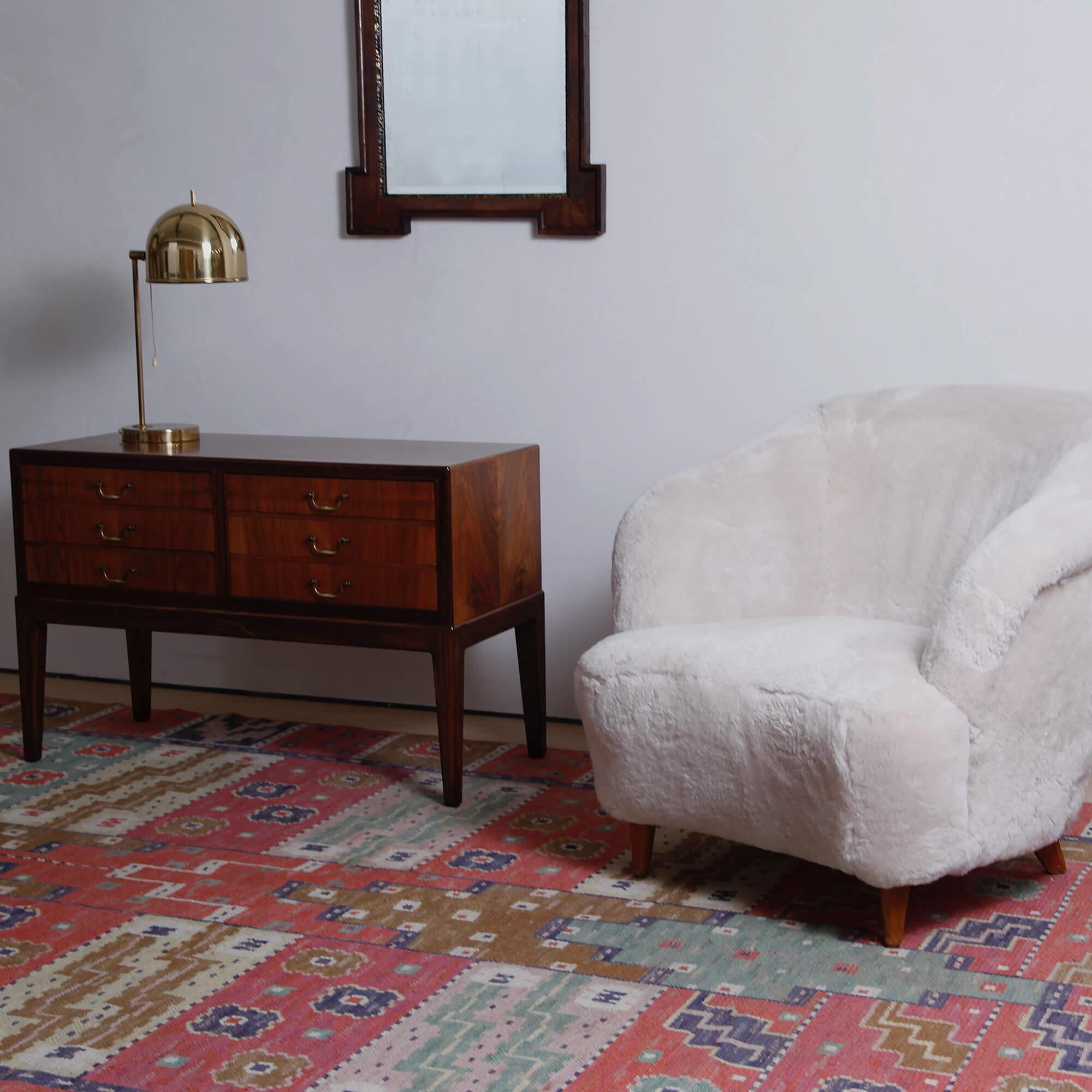 In 1931, when Carl Malmsten was commissioned to design a number of suites at the Waldorf Astoria, he invited Märta Måås-Fjetterström to New York City to create the carpets. Upon her return to Sweden, she was inspired by her impressions of the Empire