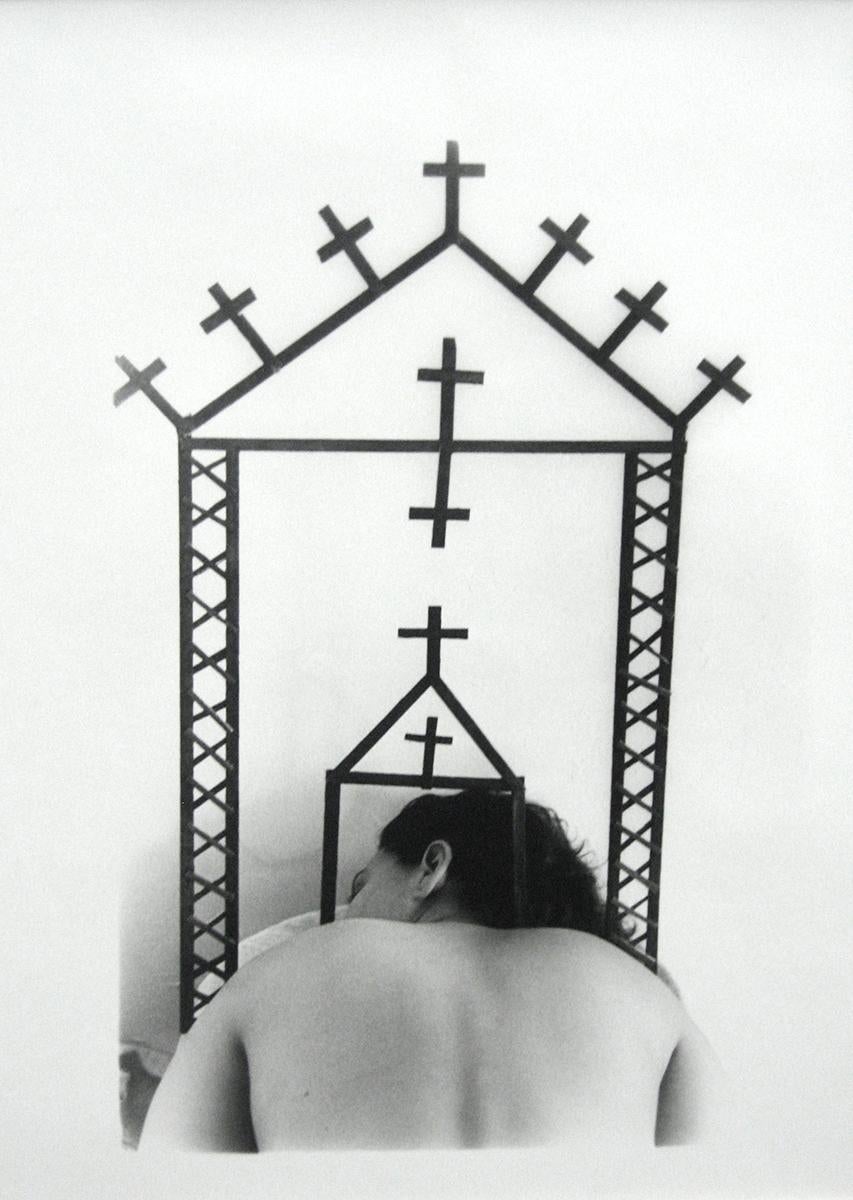 Black and White Photograph Marta Maria Perez Bravo - Nadie nos desata (No One Unties Us - Femme endormie, croix, religion, minimaliste