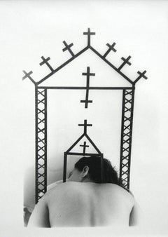Nadie nos desata (No One Unties Us) - Frau schlafend, Kreuze, Religion, Minimalismus