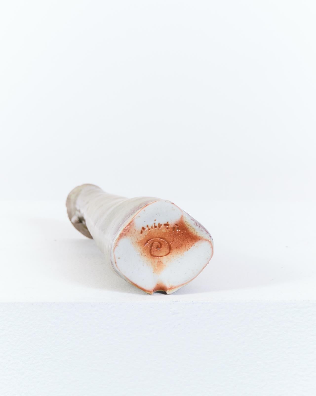 20° secolo
Vaso affusolato in gres ricoperto di smalto shino 
H17 x W5.5 x D5 cm