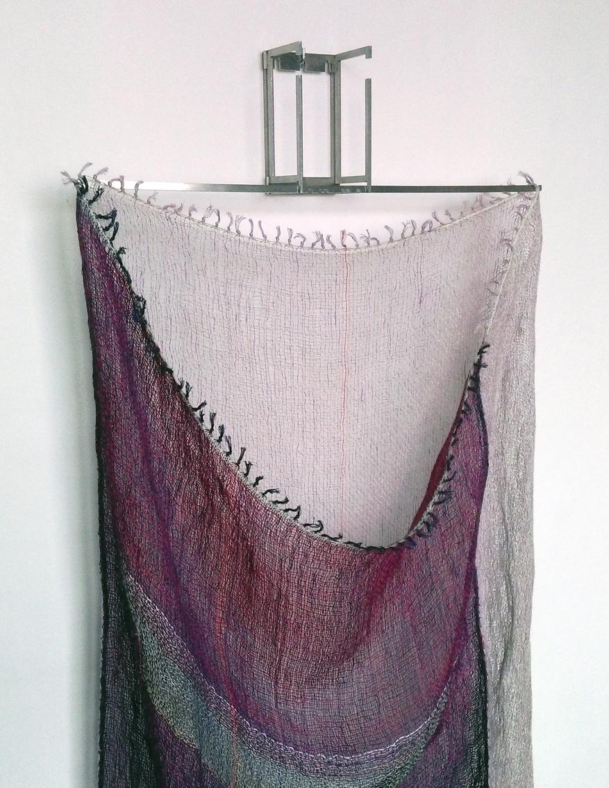 Tela 3D  'Velluto'
2016
Filato di lino, striscia di tessuto, appendino in acciaio inossidabile; dimensioni del tessuto: 155 x 64 cm (circuito di 128 cm),

Le tele 3D sono tessuti decorativi interamente progettati e creati su un telaio per la