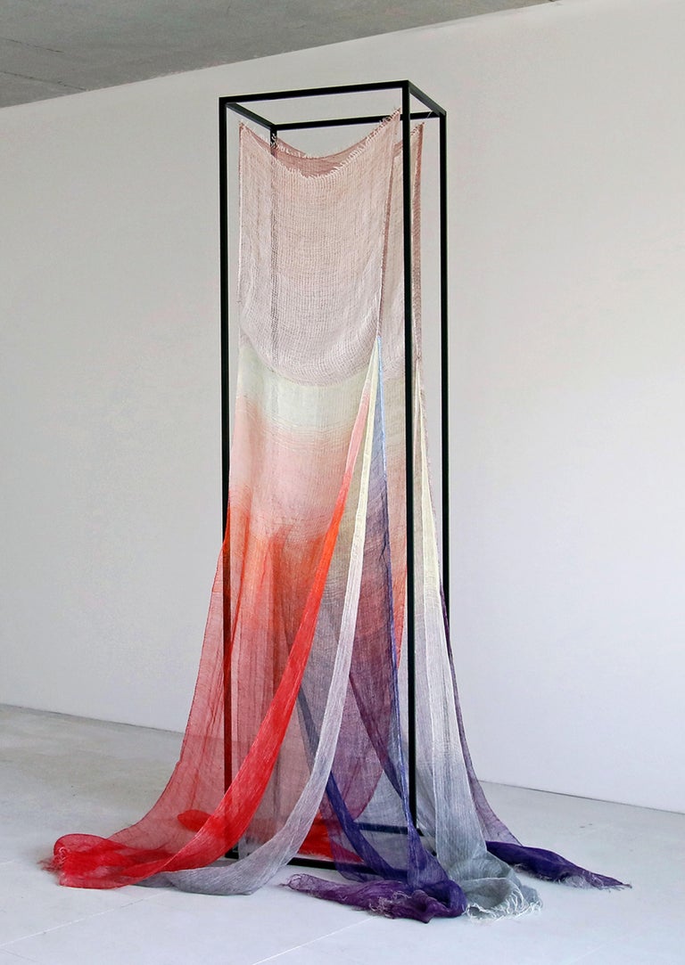 „Presence”  2018
Pair of twin handwoven textiles, linen yarn, acrylic textile paint, aluminum construction; textiles: 310 x 67 cm; aluminum construction: 255 x 65 x 55 cm.
The object is built from a pair of handwoven twin net curtains in aluminum