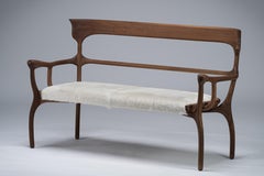 Banc MARTA en noyer avec assise en cuir crème par Mandy Graham