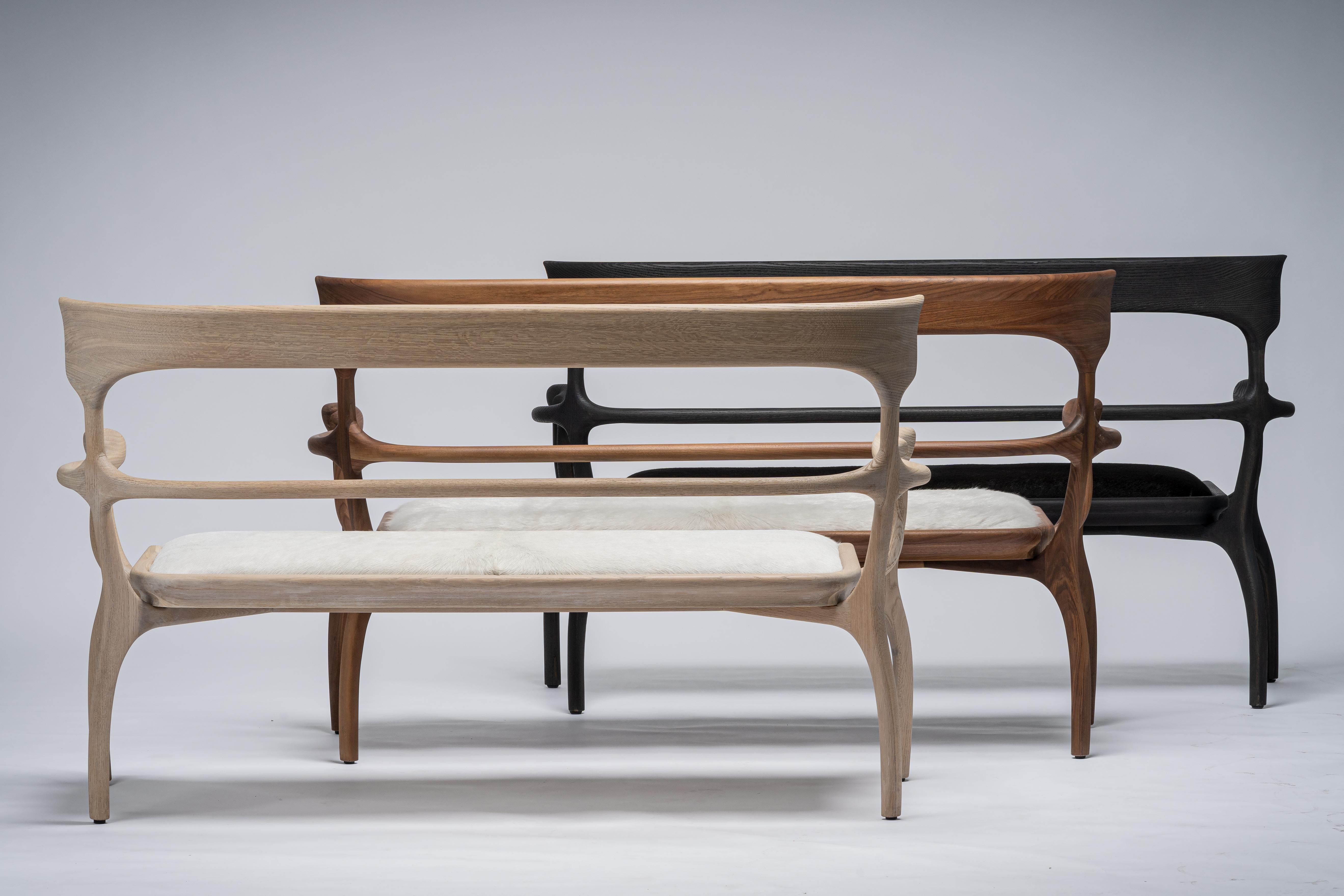 Sculpté Banc MARTA en noyer avec assise en cuir crème par Mandy Graham en vente