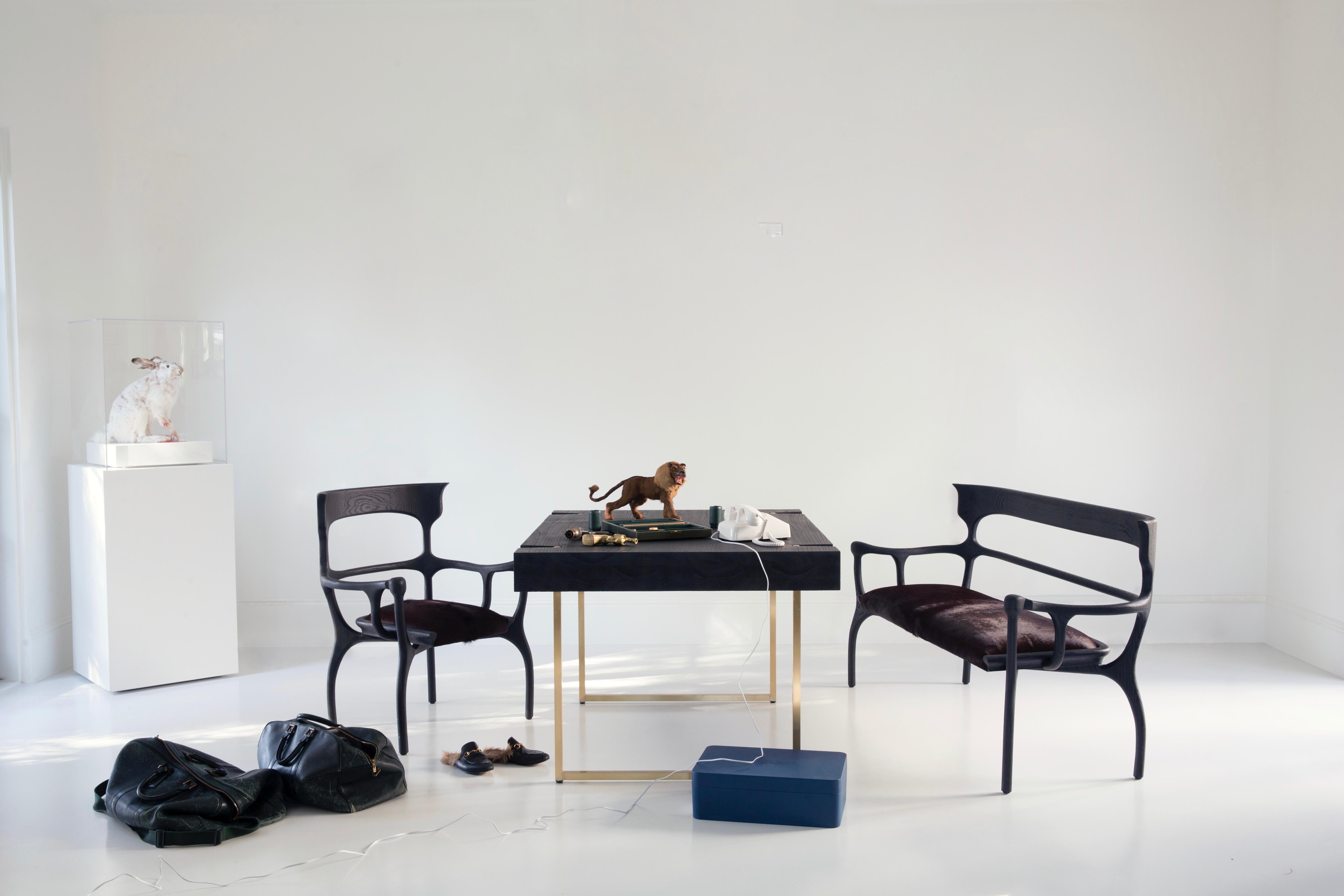 Cuir de vache Banc MARTA en noyer avec assise en cuir crème par Mandy Graham en vente