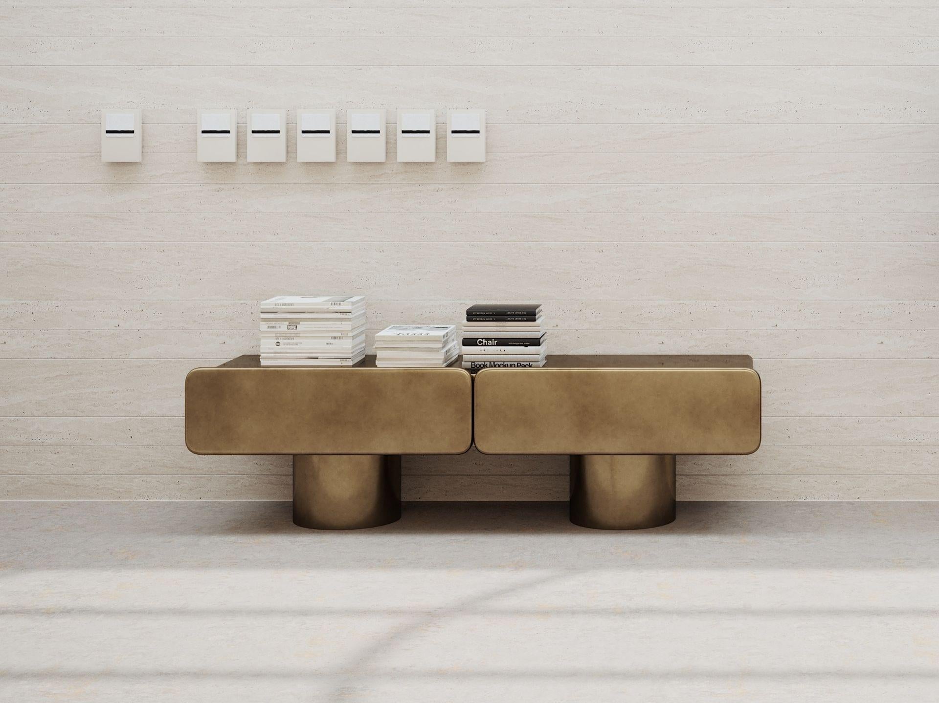 Cet élégant buffet bas est doté de deux tiroirs spacieux et de pieds ronds élégants. Son design comprend des façades et des angles joliment arrondis, ajoutant une touche de sophistication. La finition laquée effet métal bronze mat sur MDF offre un