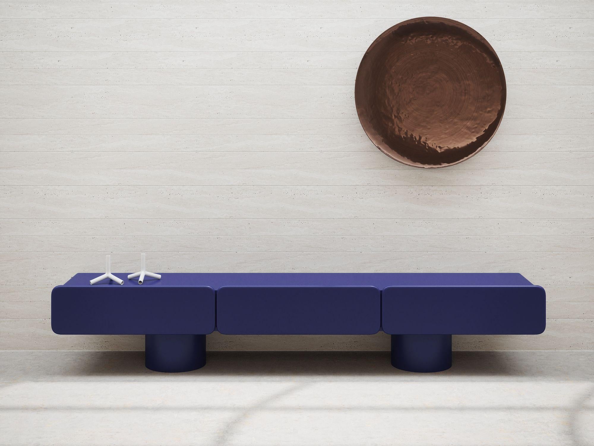 Marte Blue Notte Niedriges Sideboard
Dieses elegante, niedrige Sideboard verfügt über drei geräumige Schubladen und stilvolle runde Beine. Sein Design mit den schön abgerundeten Fronten und Winkeln verleiht ihm einen Hauch von Raffinesse. Die matte