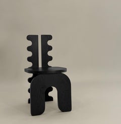 Sedia Marte, realizzata a mano in legno massello con design scultoreo, prodotta in Messico