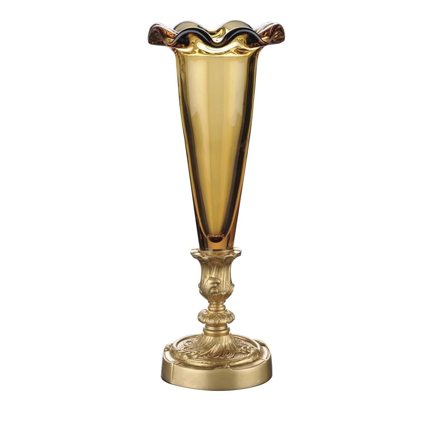 This exquisite vase is crafted of polished PbO 24% crystal with a delicate amber shade that elegantly complements the base in satin gold-finished bronze. The use of noble materials and the superb craftsmanship, mixed with a classically inspired