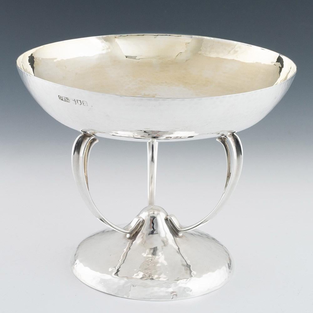 Encabezamiento : Tazza de plata Arts and Crafts con acabado martelé
Fecha : Hallmarked in London in 1913 for Olivant & Botsford Ltd
Período : Jorge V
Origen : Londres, Inglaterra
Decoración : Cuenco martillado con el interior parcelado y dorado,