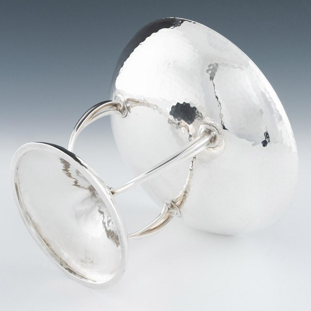 Martele Arts and Crafts Tazza de plata Londres 1913 en Bueno estado para la venta en Tunbridge Wells, GB